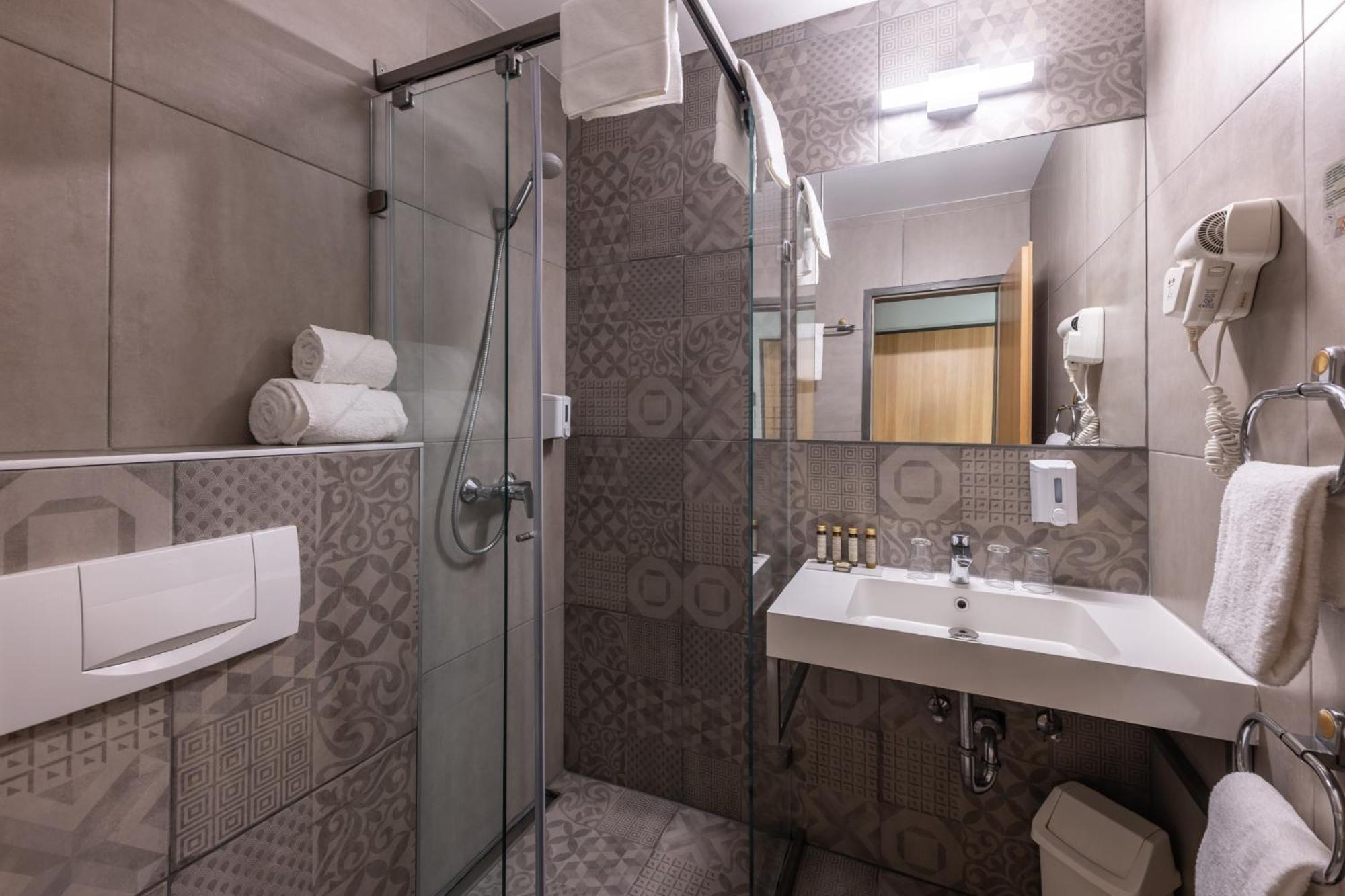 Triple Room Shower