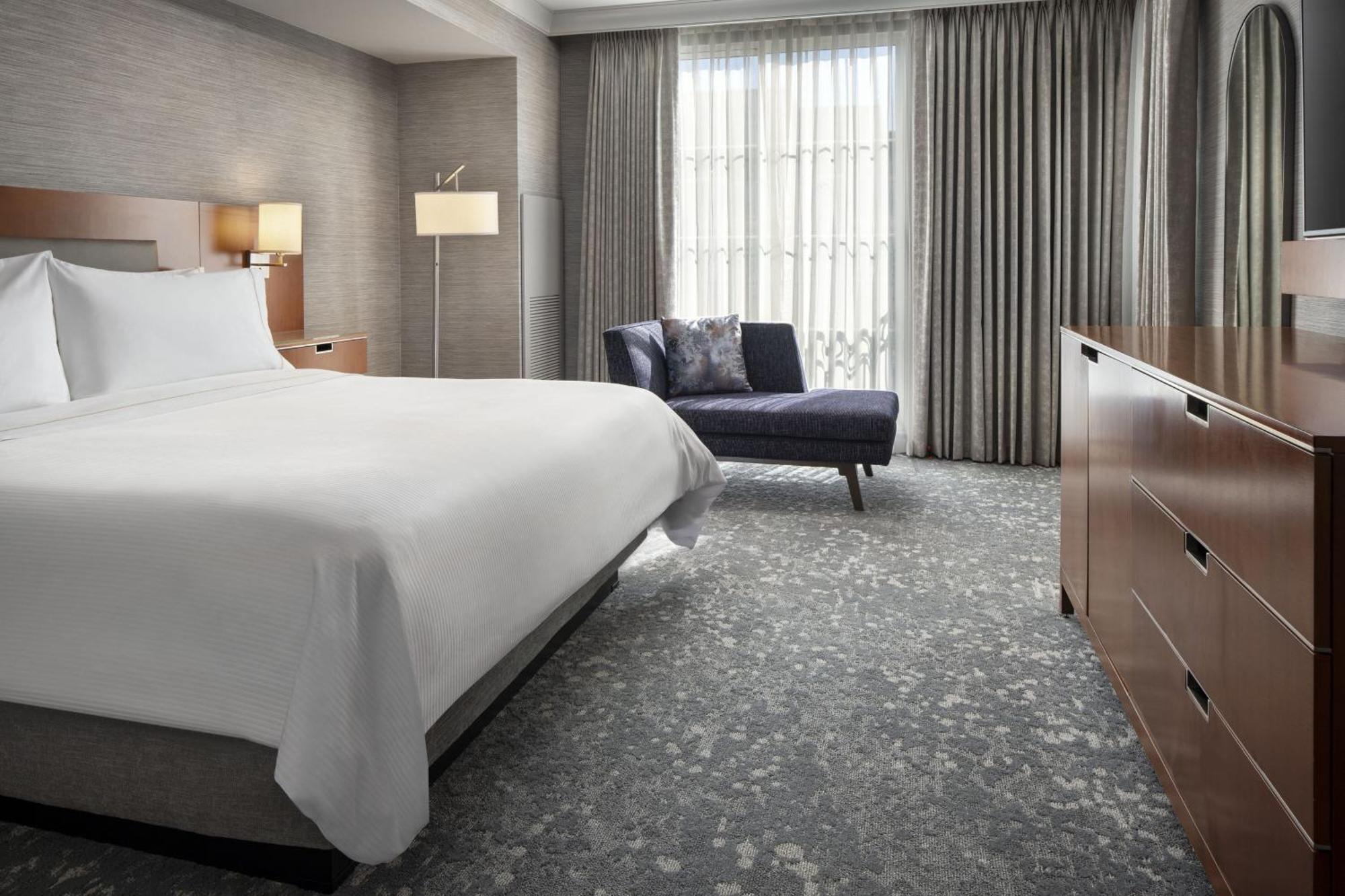 Suite mit 1 Kingsize-Bett, Schlafsofa, Balkon und Blick auf den Innenhof - oberste Etage