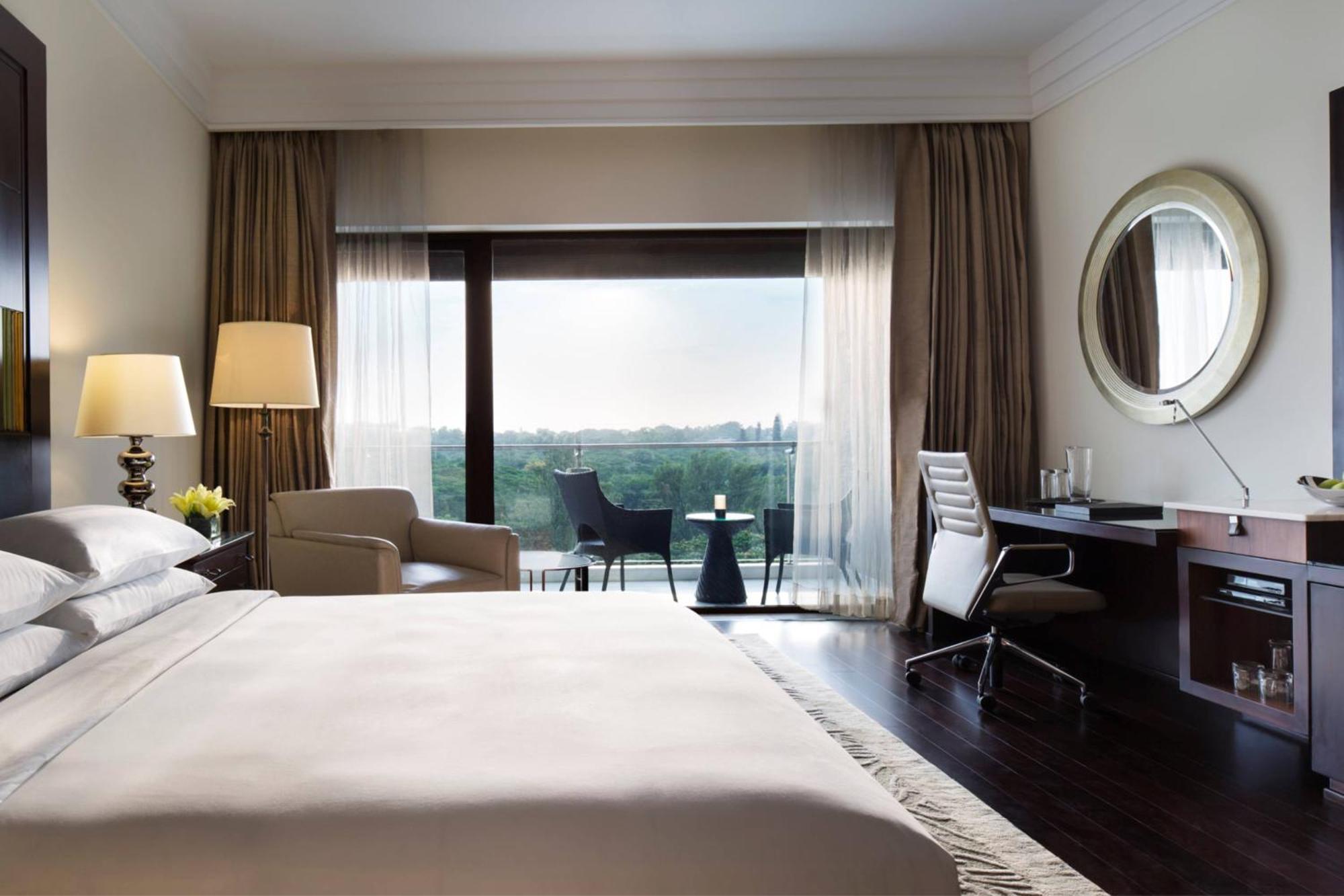 Executive Room Balcony Club lounge access 1 King