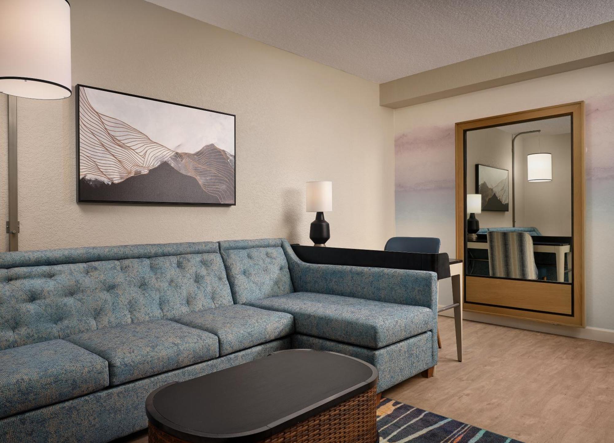 Royale King Pool View Suite