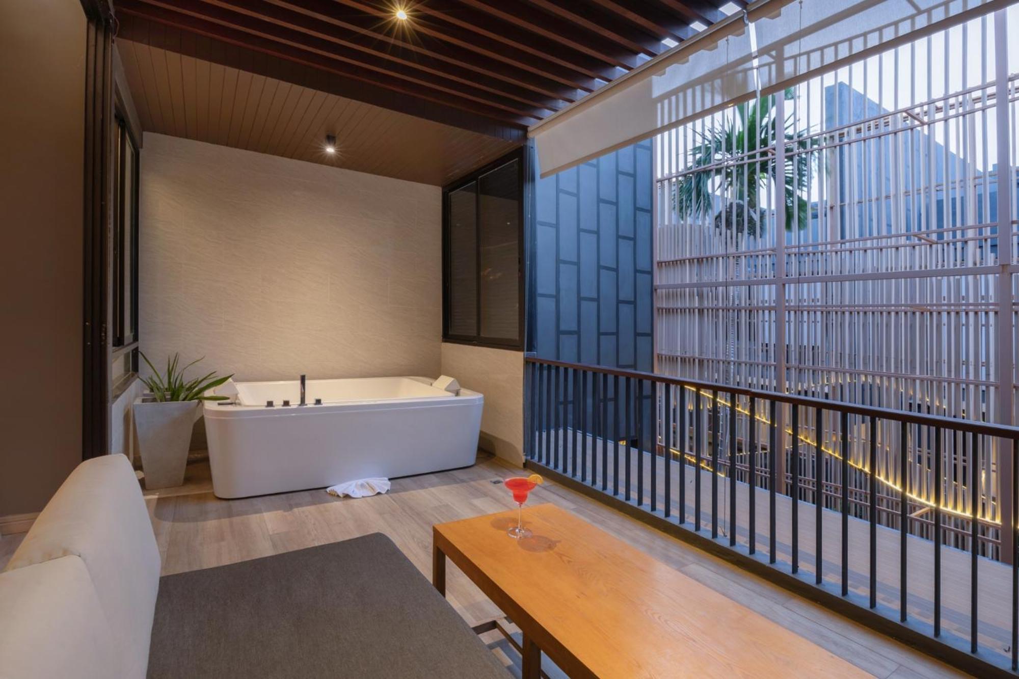 Jacuzzi Suite Accessible by Stairs Only