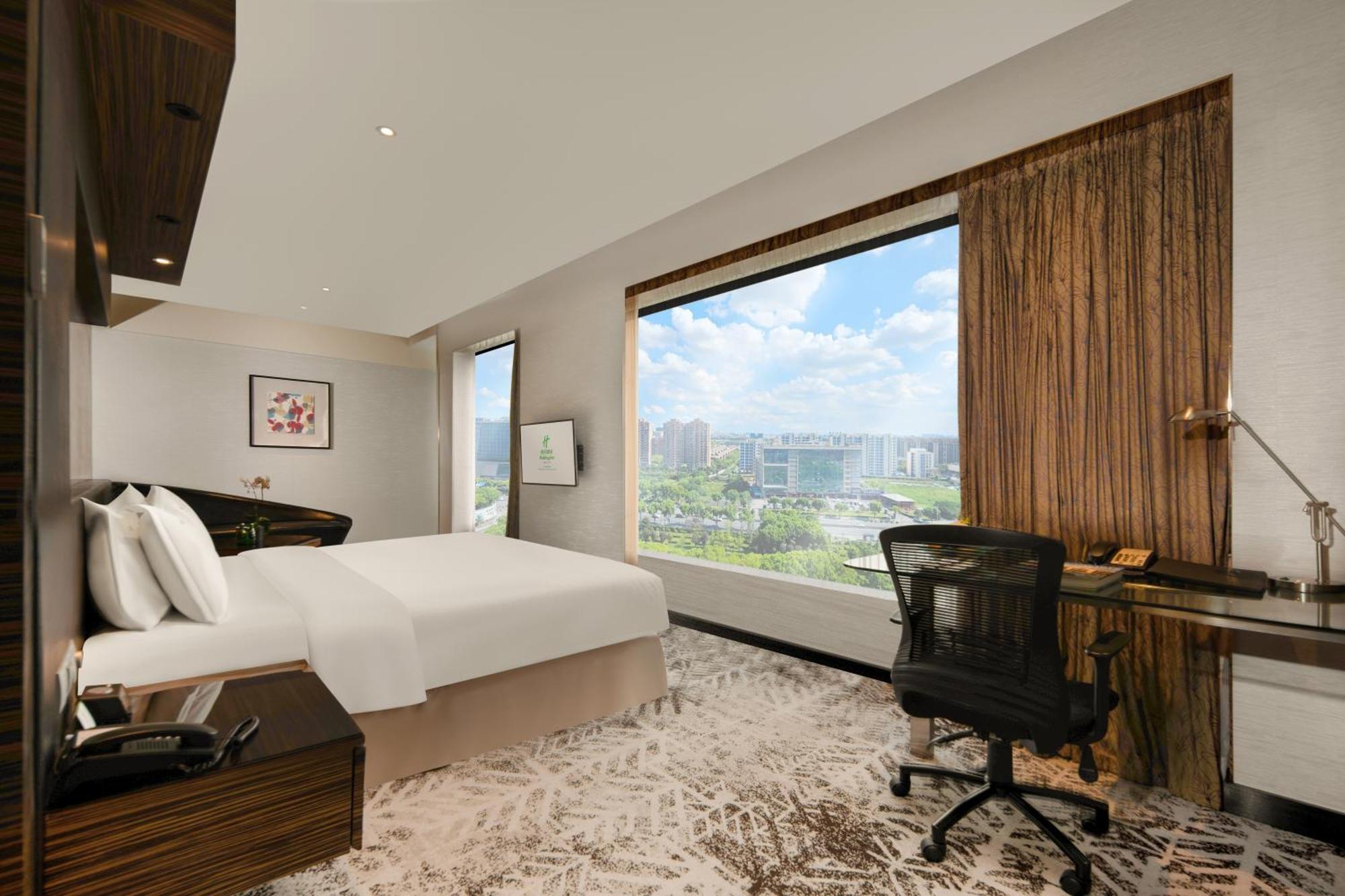 One-Bedroom King Suite Dining Area