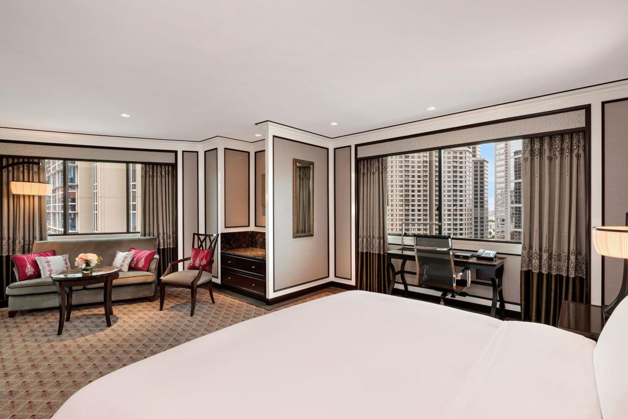 Athenee Prestige Guest room 1 King City view Corner room