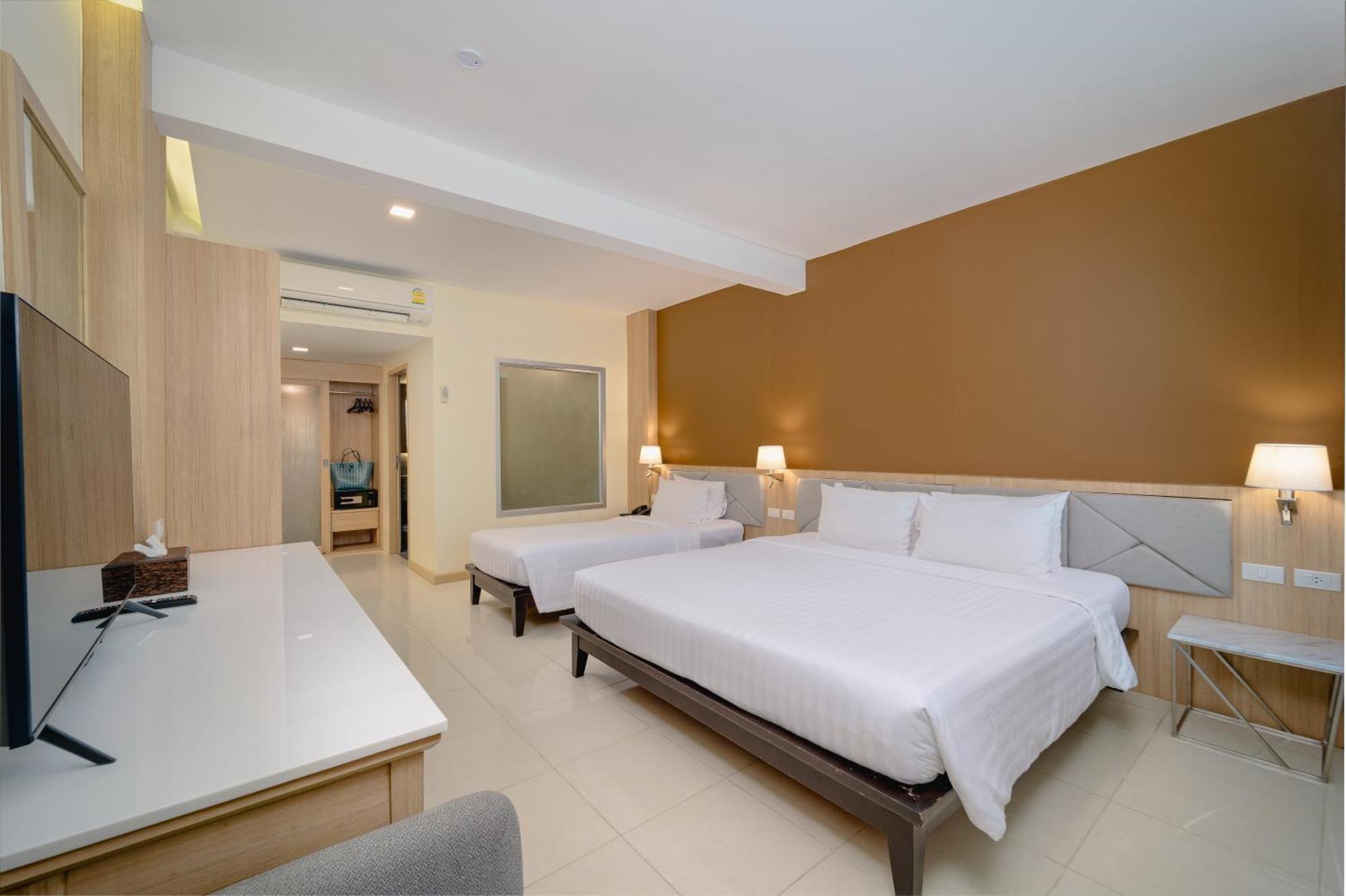 Grand Deluxe Triple Room Balcony