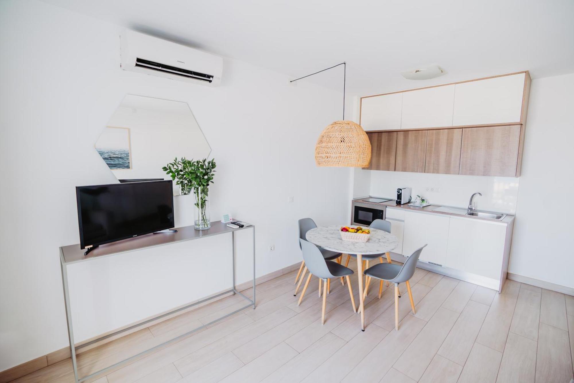 Deluxe One-Bedroom Apartment Top Floor