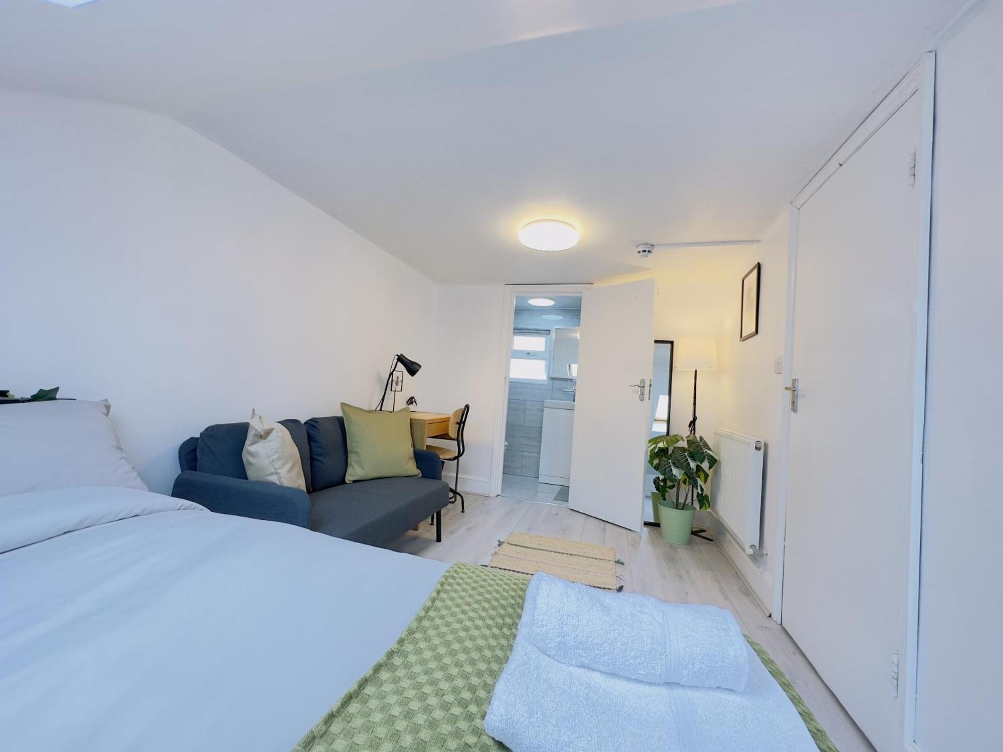 Double Room Private Bathroom