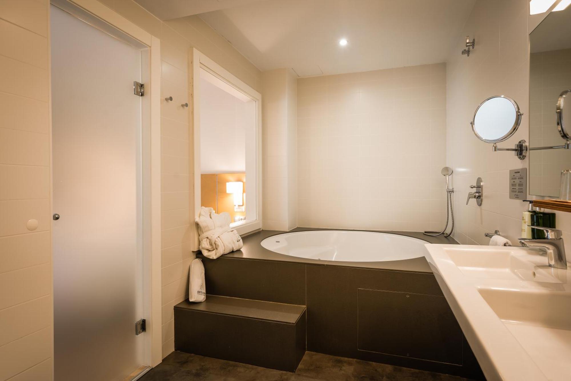 Deluxe Double Room Hot Tub