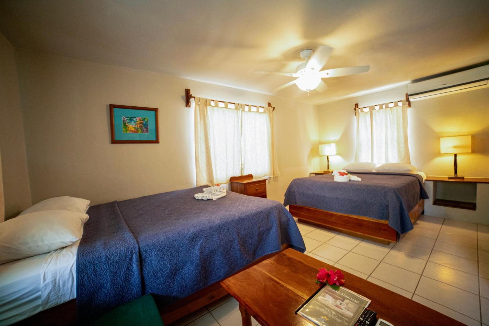 Quarto com Cama Queen-size e Vista da Piscina