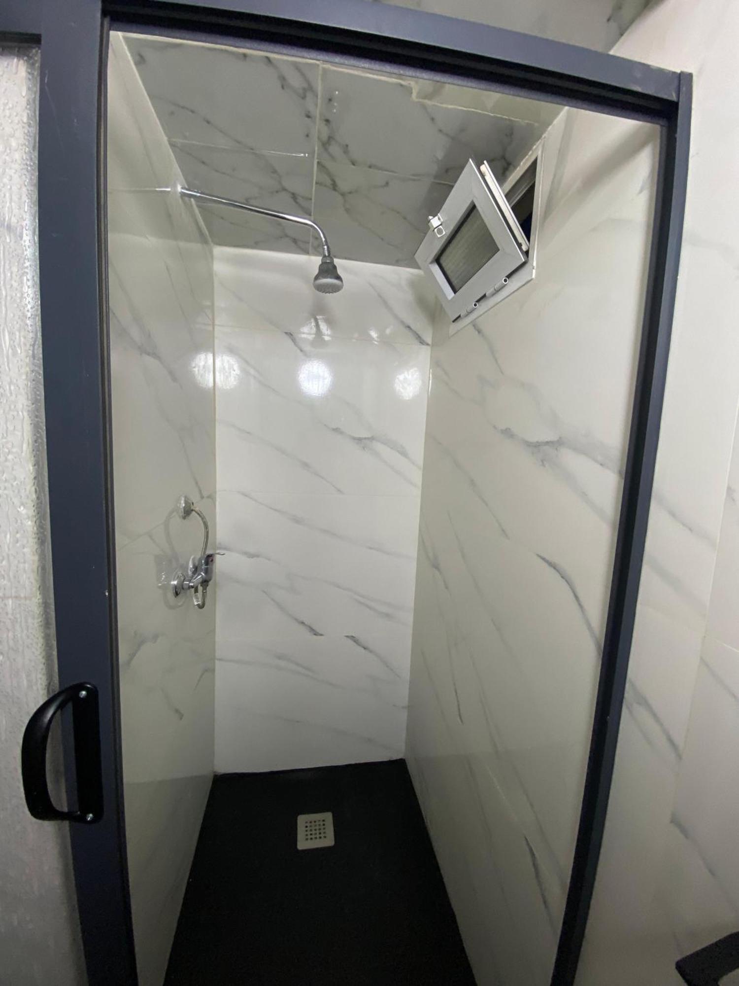 Comfort Triple Room Shower