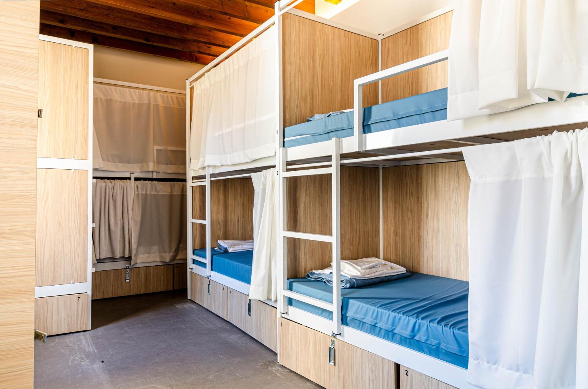Bed 16 Bed Mixed Dormitory Room