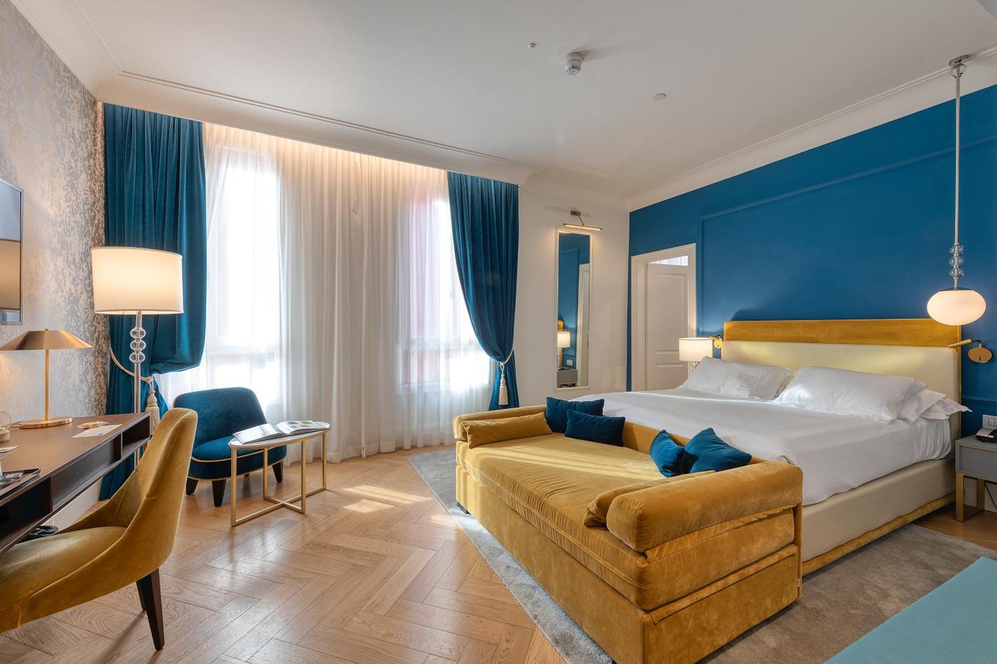 Deluxe Double Room partial Canal View
