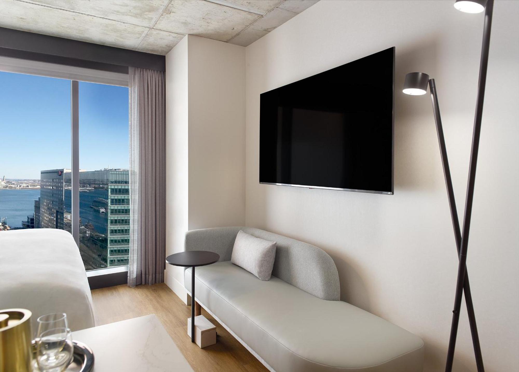 Artist Tower Studio Room 1 Queen Bed