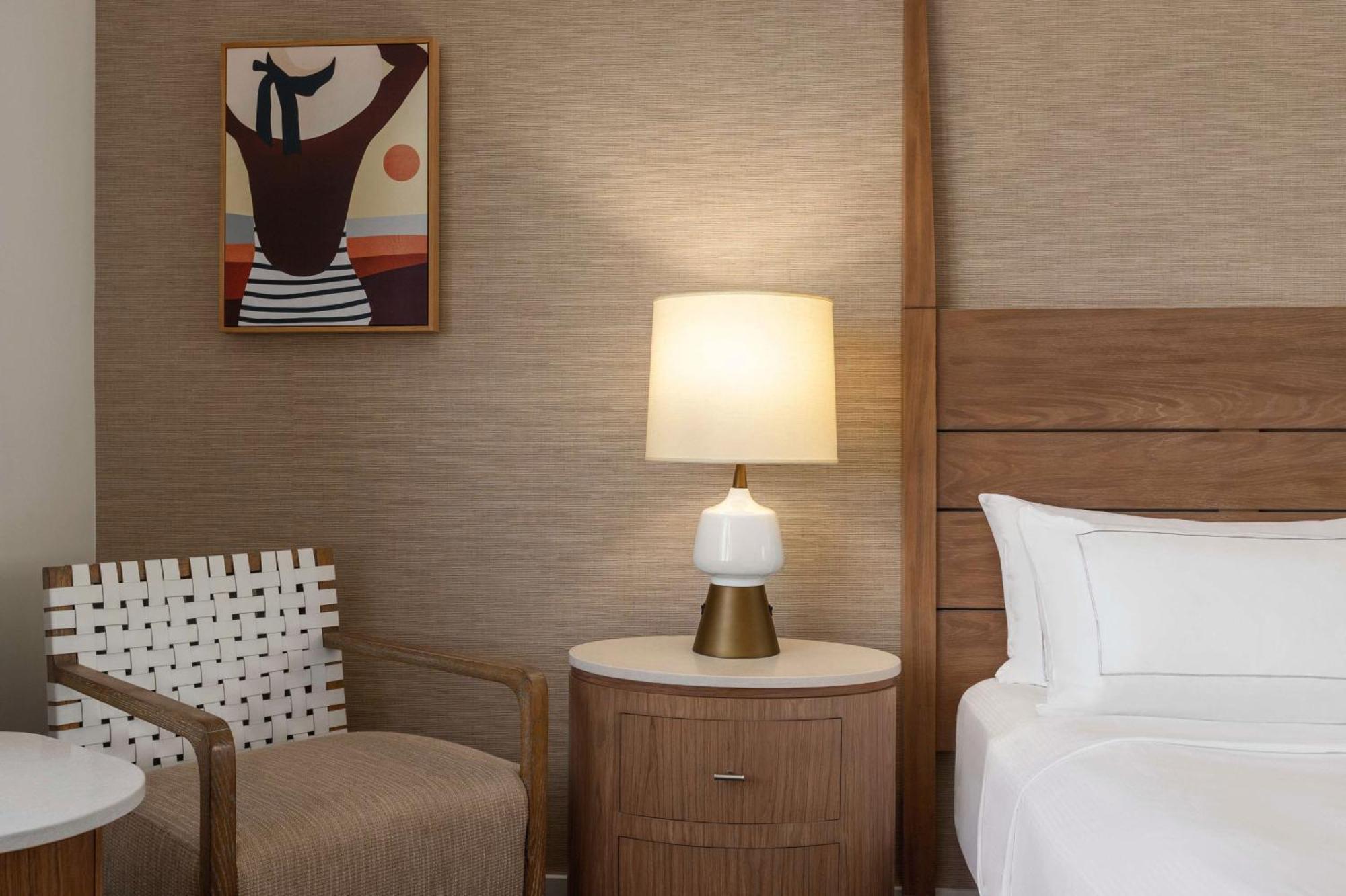 Habitación doble deluxe con cama grande y balcón