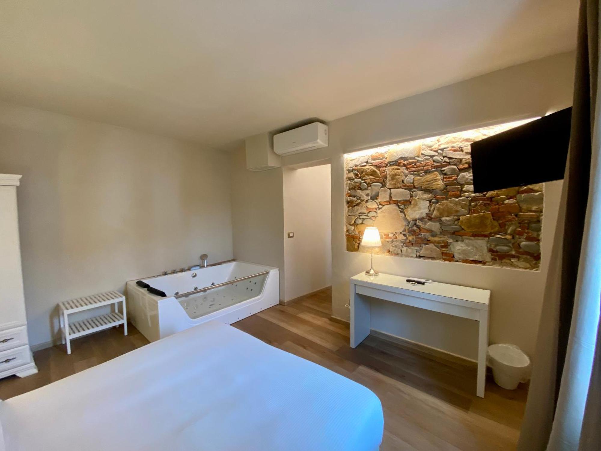 Deluxe Double Room Bath