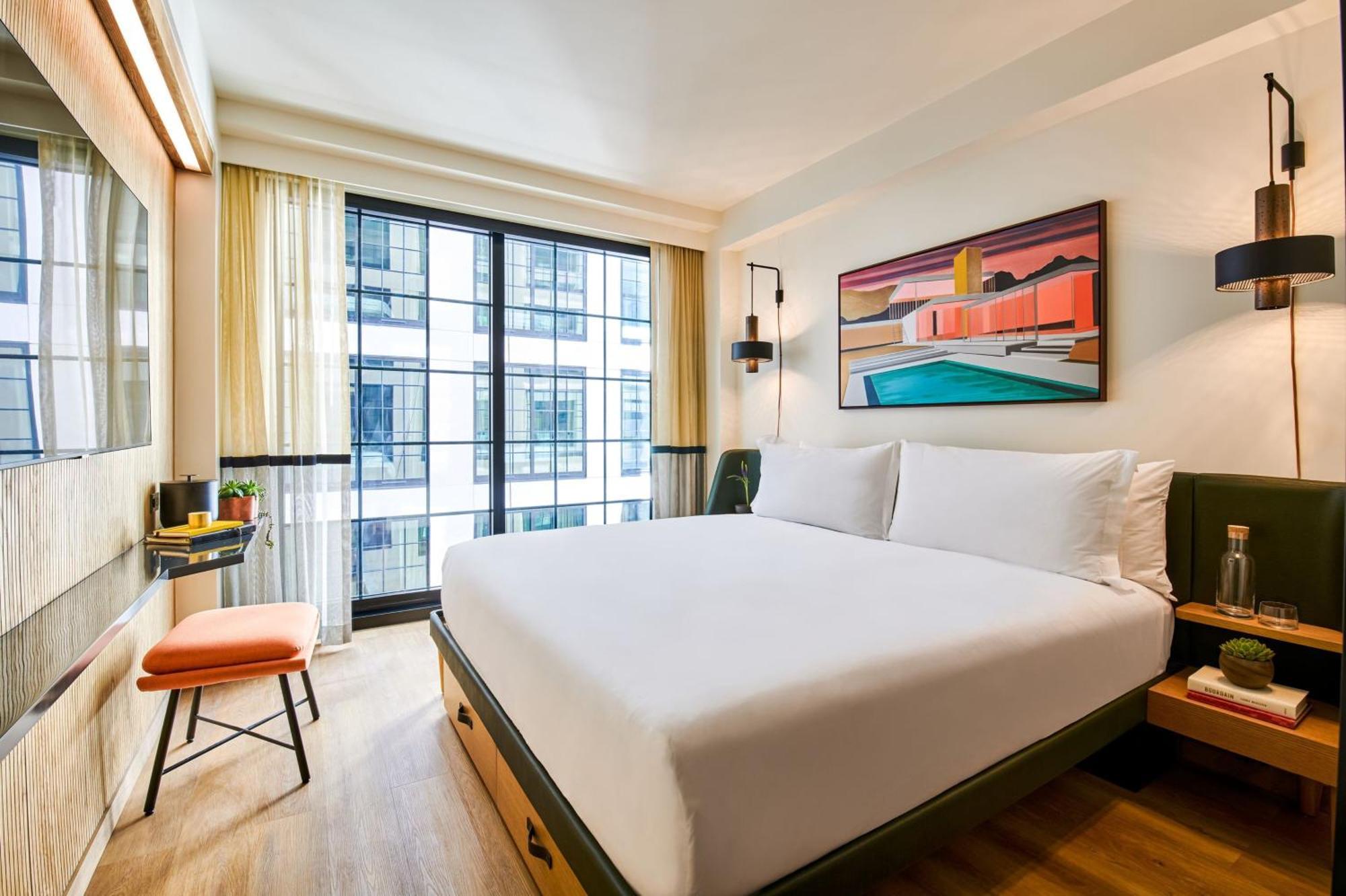Habitación con cama extragrande y vistas al atrio