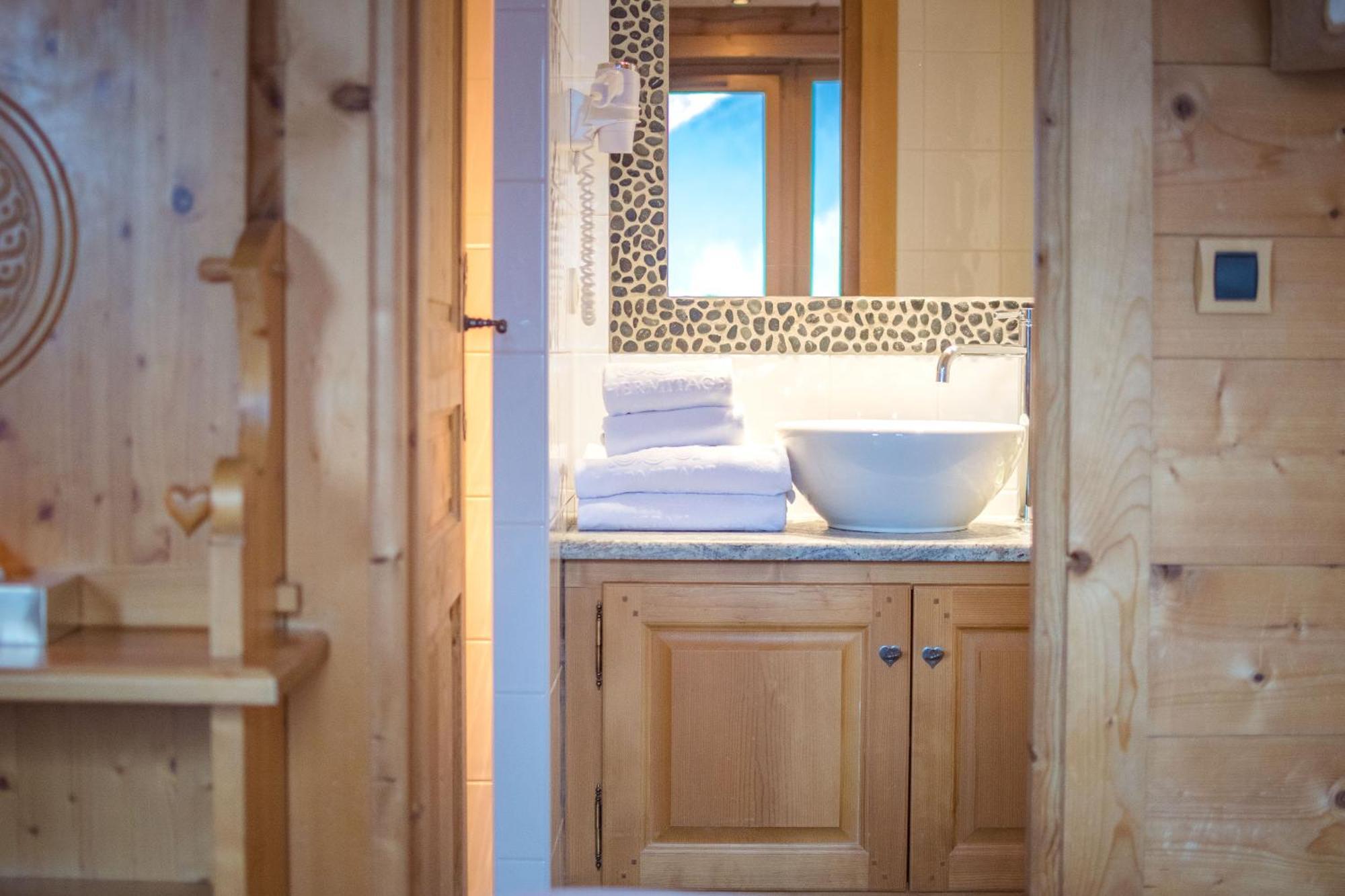 Small Double Room Mont-Blanc Spa access