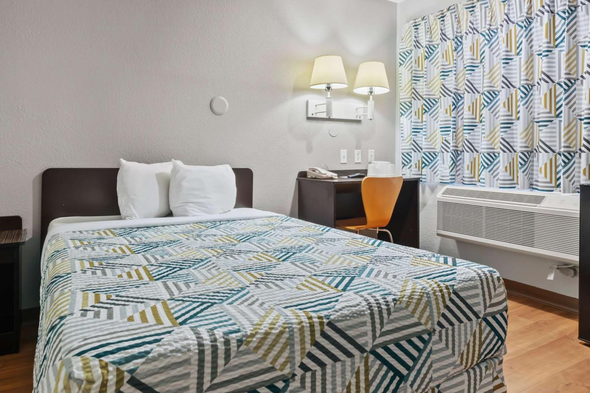 1 Queen Bed 