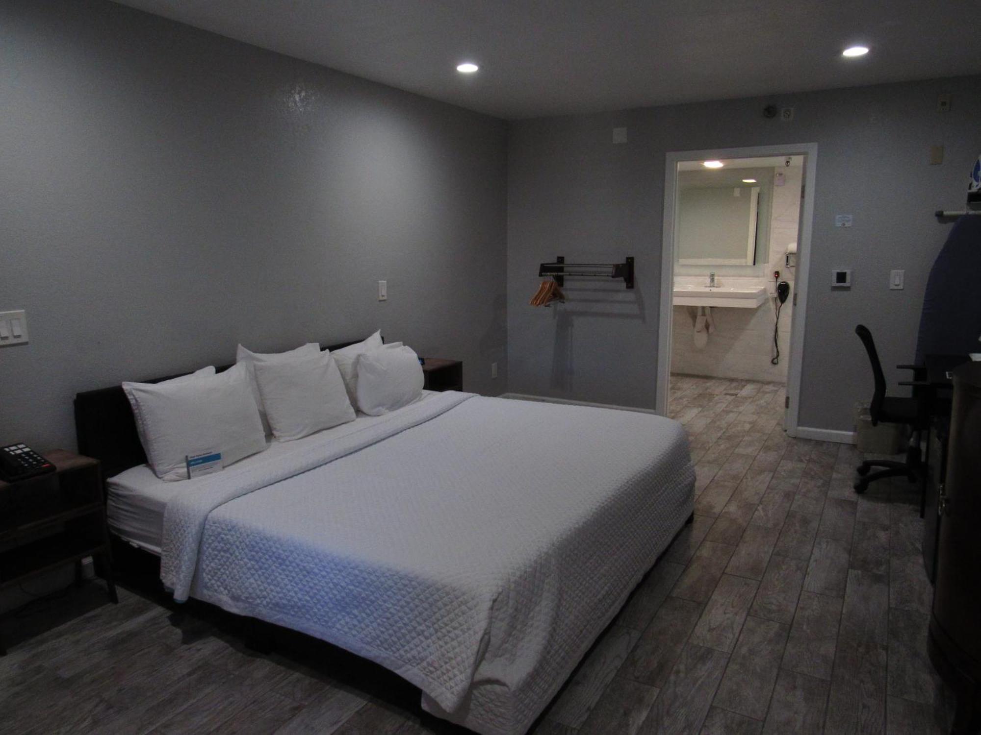 King Room Roll Shower Disability Access or Non Smoking,1623662019:JPEG