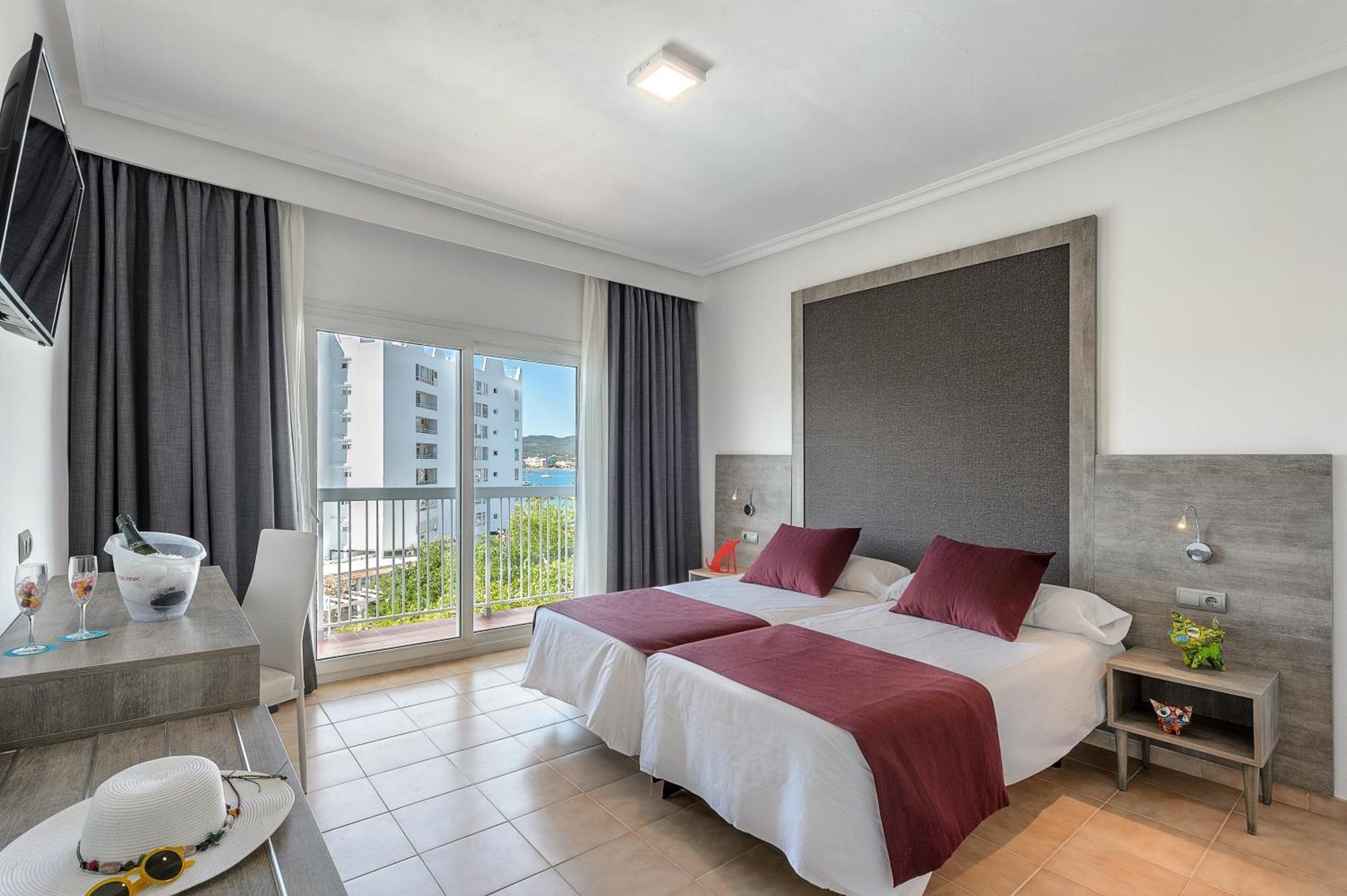 Chambre Lits Jumeaux - Vue sur Piscine