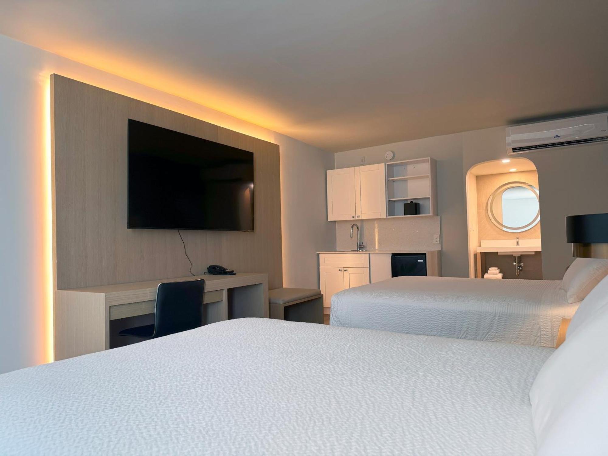 Suíte Deluxe com 2 Camas Queen-size e Sofá-cama - Não Fumantes