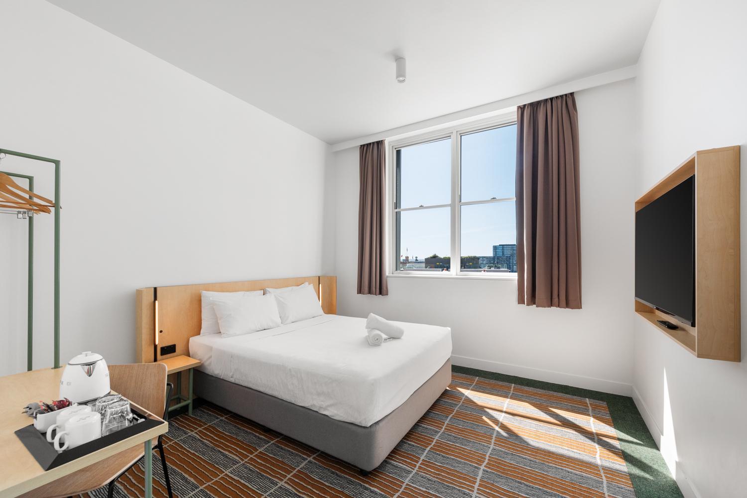 Hébergement Lit Queen-Size avec Salle de Bains Privative - Vue sur Opéra et Port