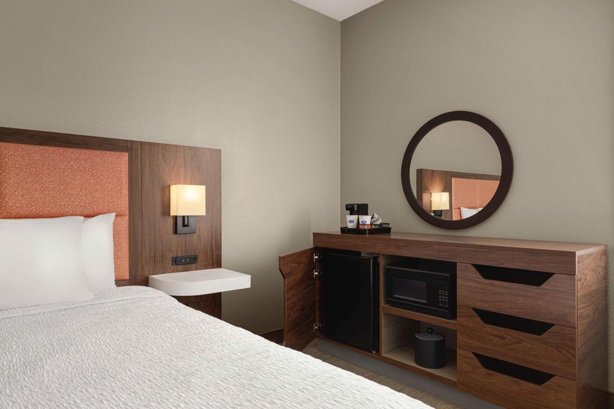 Chambre Lit King-Size - Accessible aux Personnes à Mobilité Réduite - Non-Fumeurs