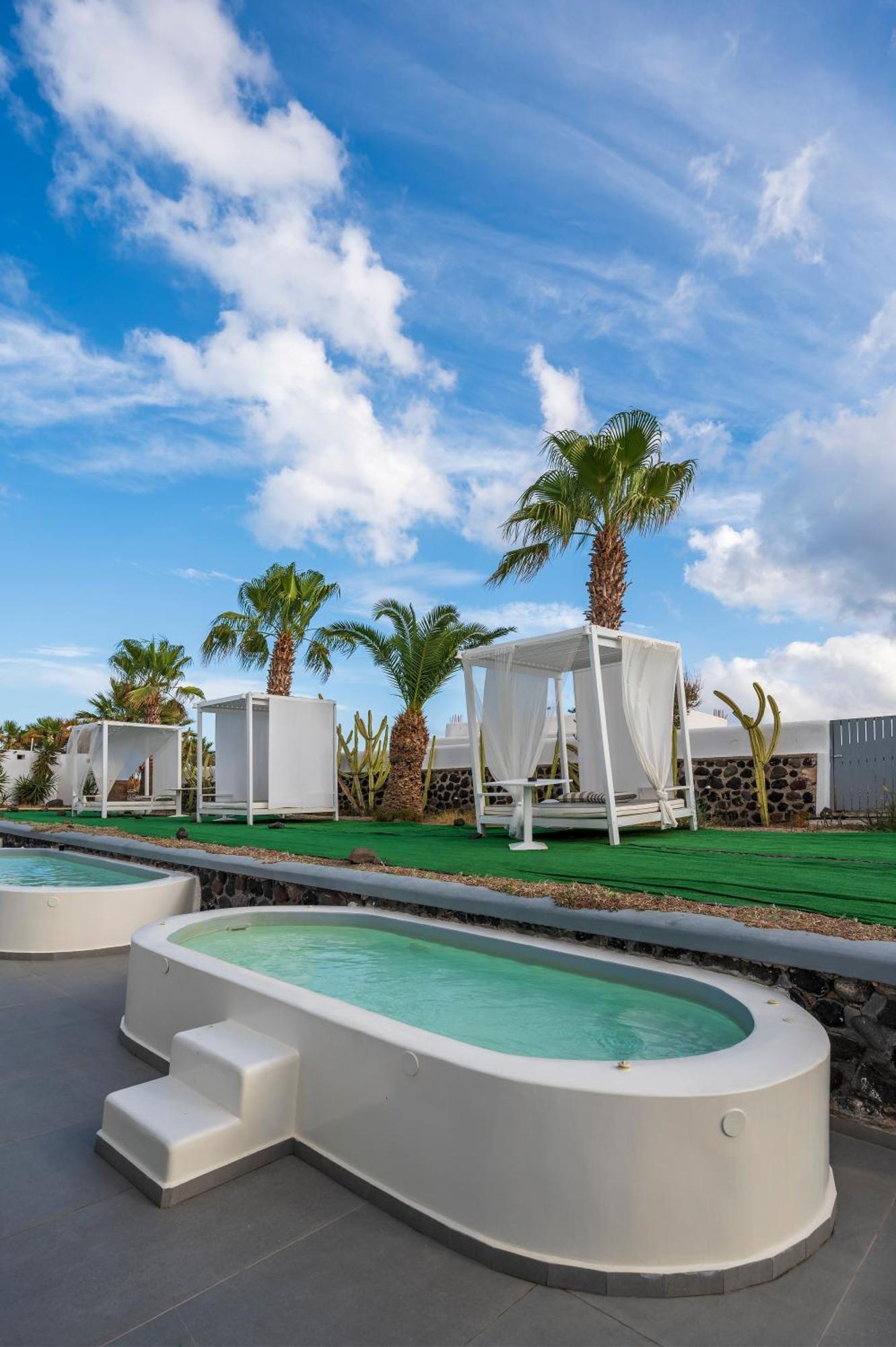 Superior Room sharing pool Garden View