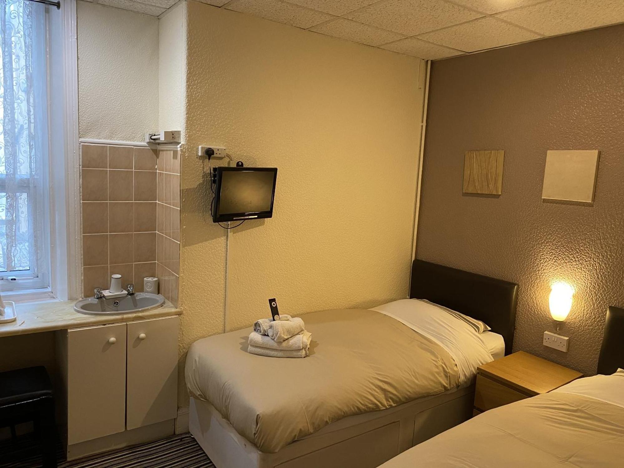 Twin Room Private Bathroom