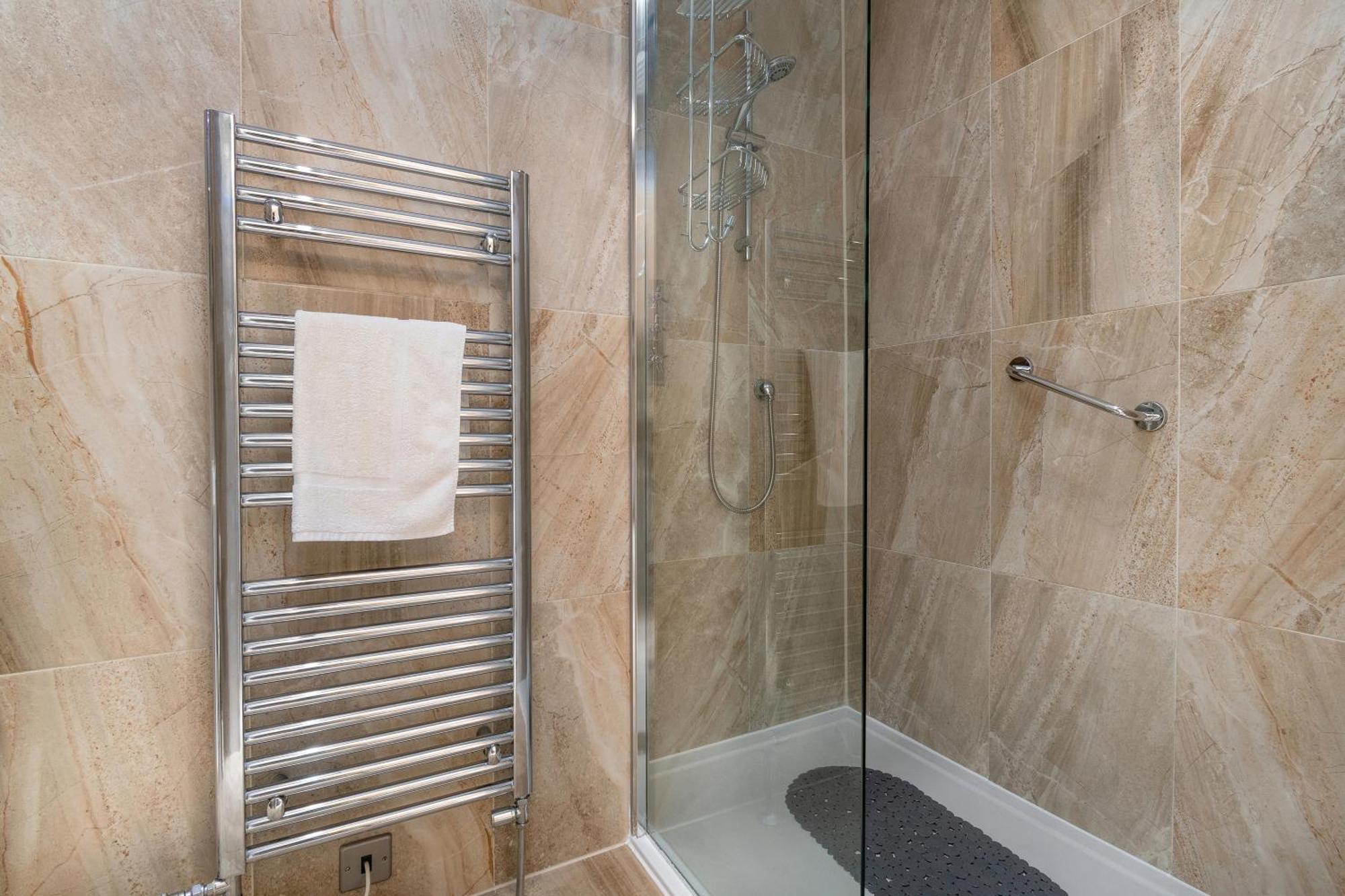 Deluxe Double Room Shower