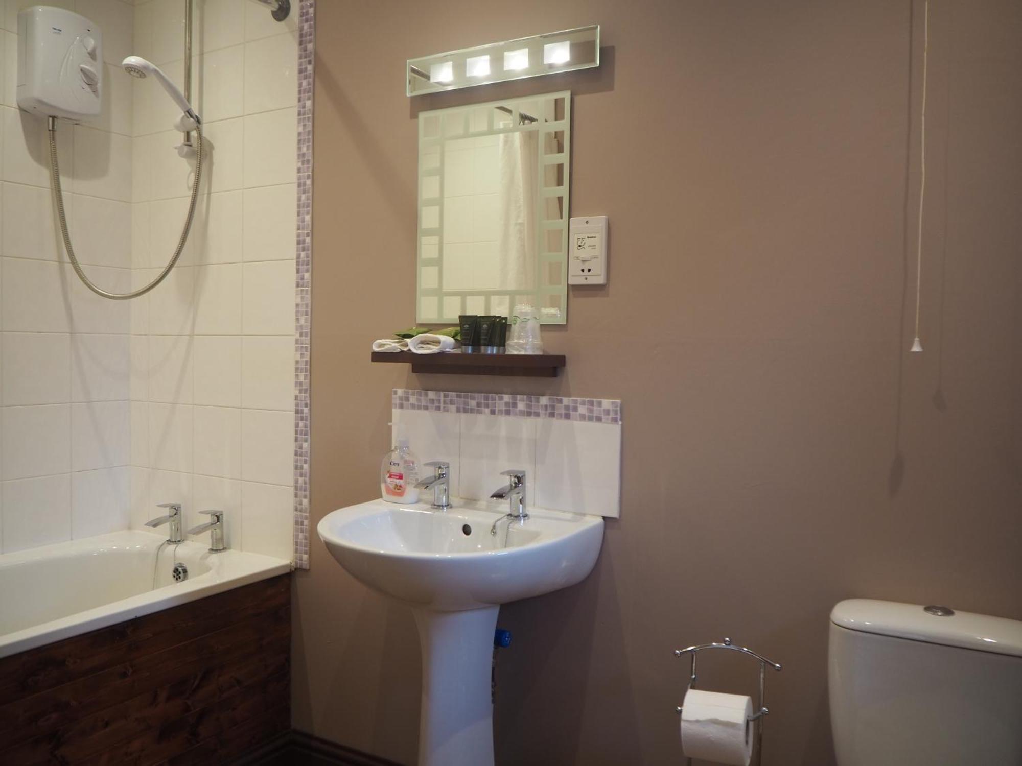 Twin Room with Private Bathroom