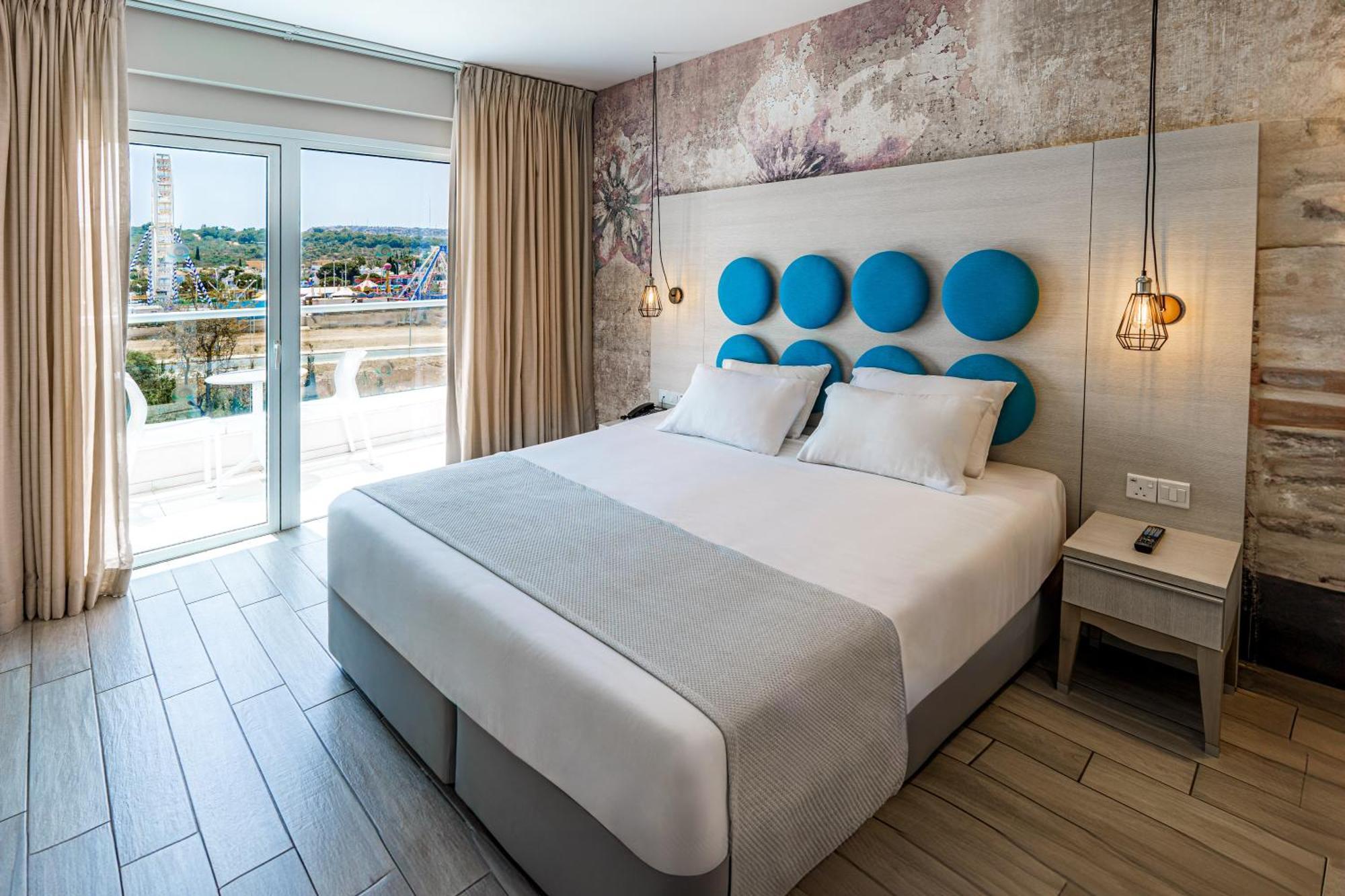 One Bedroom Suite Inland View