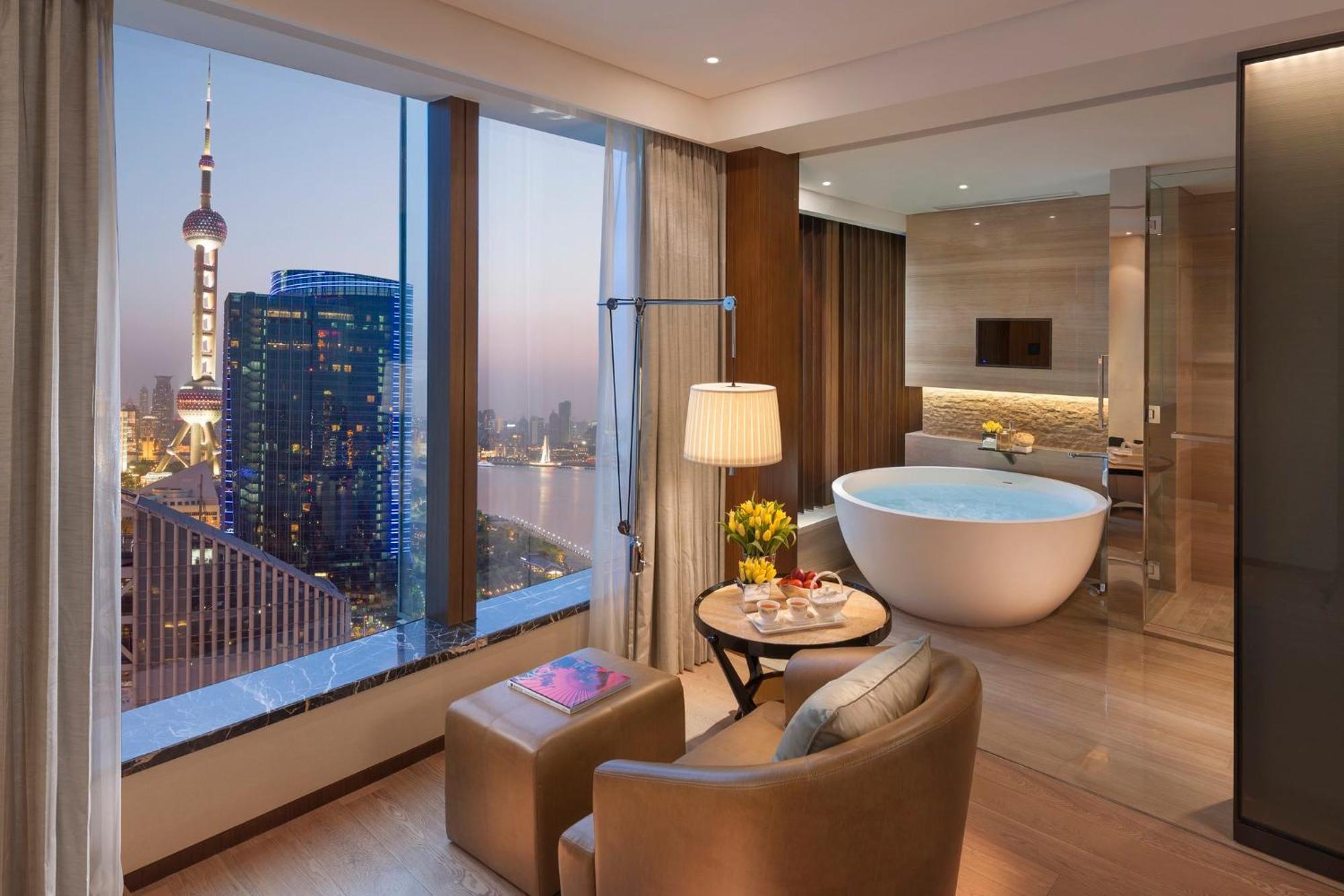 Mandarin Zimmer mit Kingsize-Bett und Flussblick