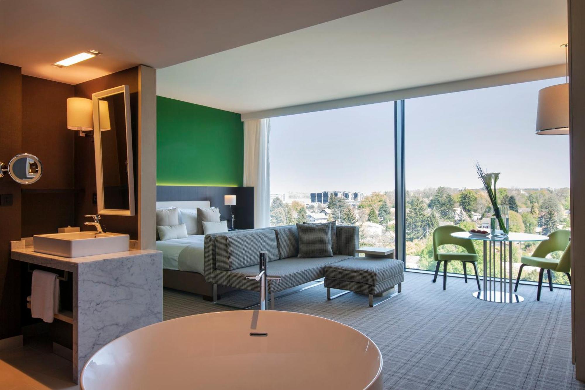 Junior King Suite Club Lounge Access