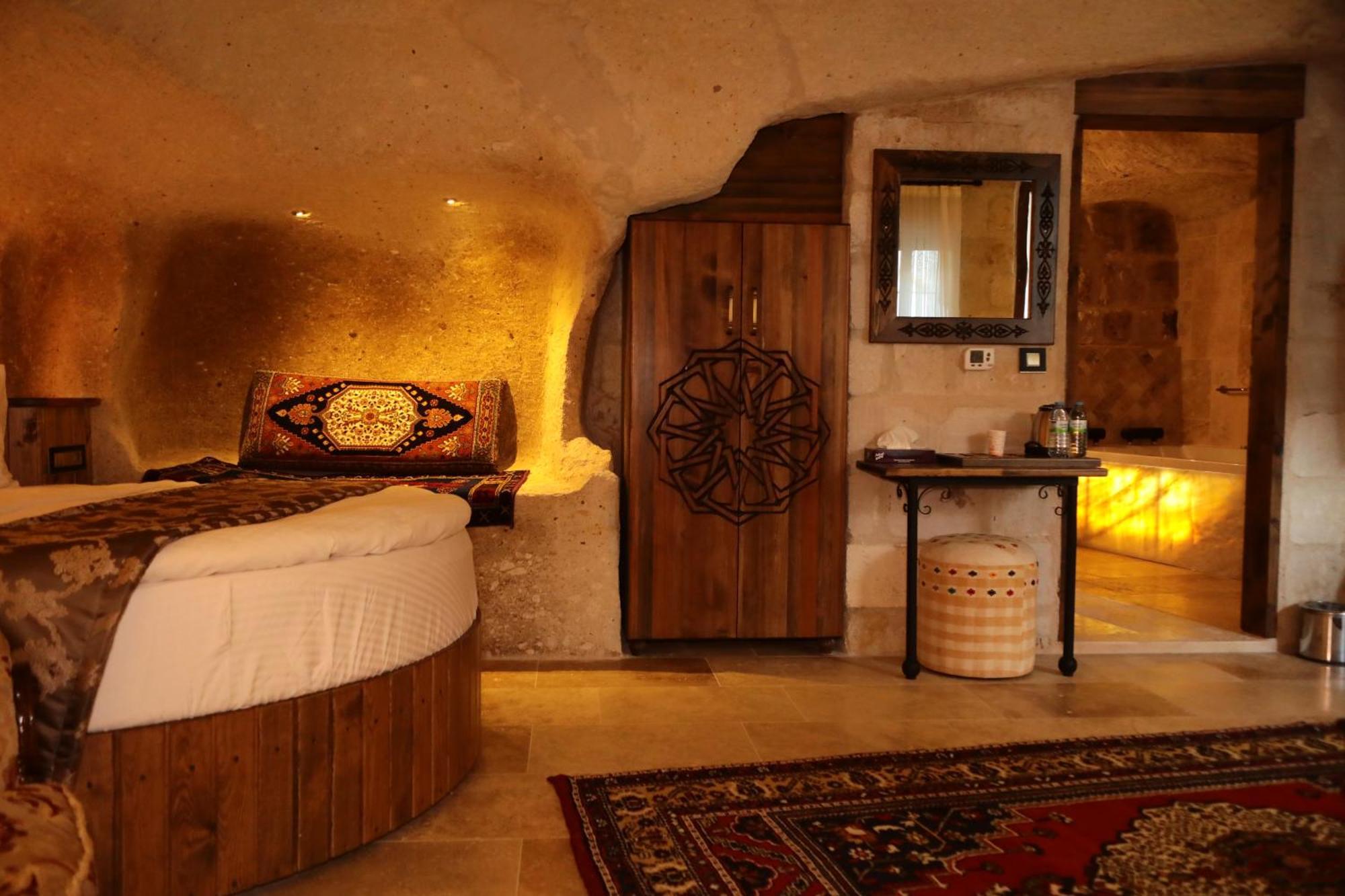 Superior Cave Queen Jacuzzi