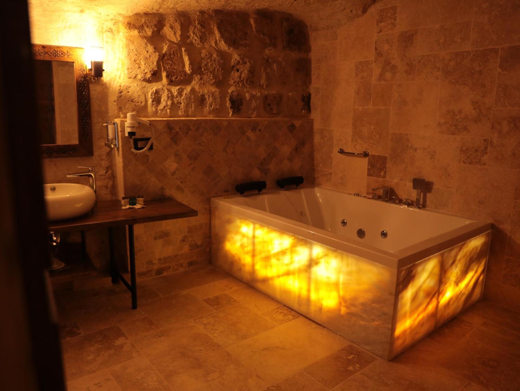 Superior Cave Queen Jacuzzi