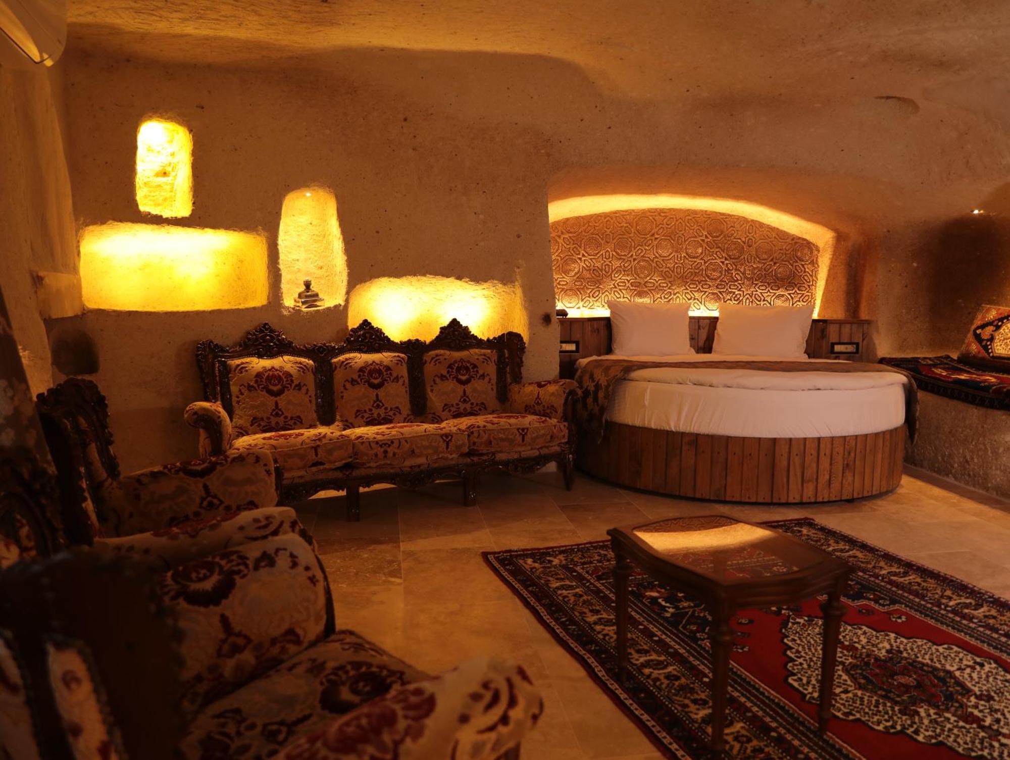 Superior Cave Queen Jacuzzi