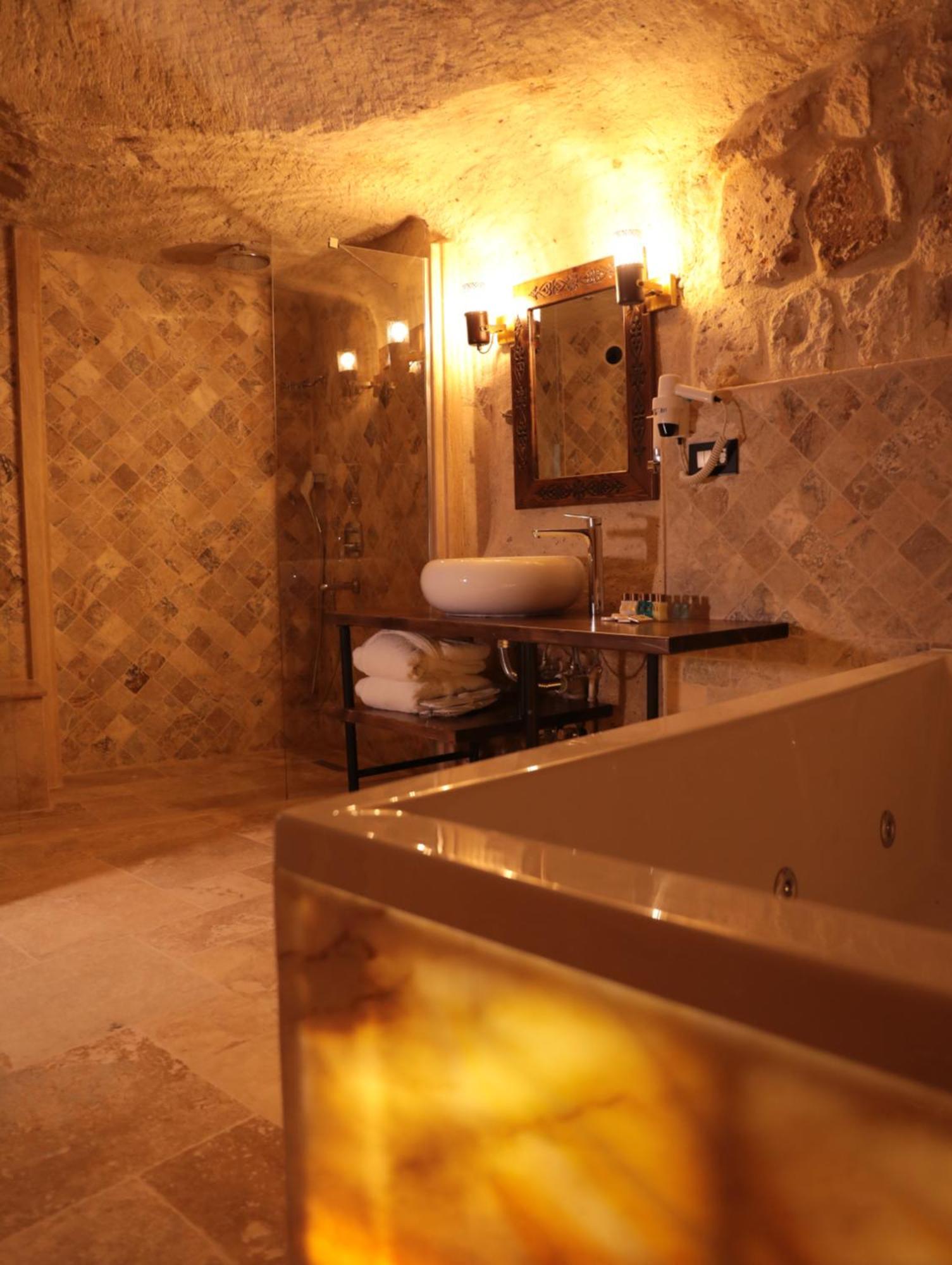 Superior Cave Queen Jacuzzi