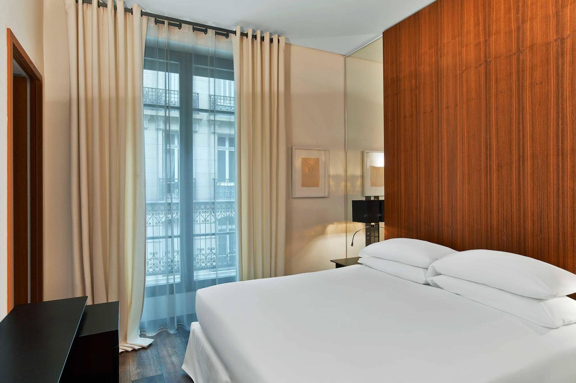 Prestige Queen Room Partial Eiffel View