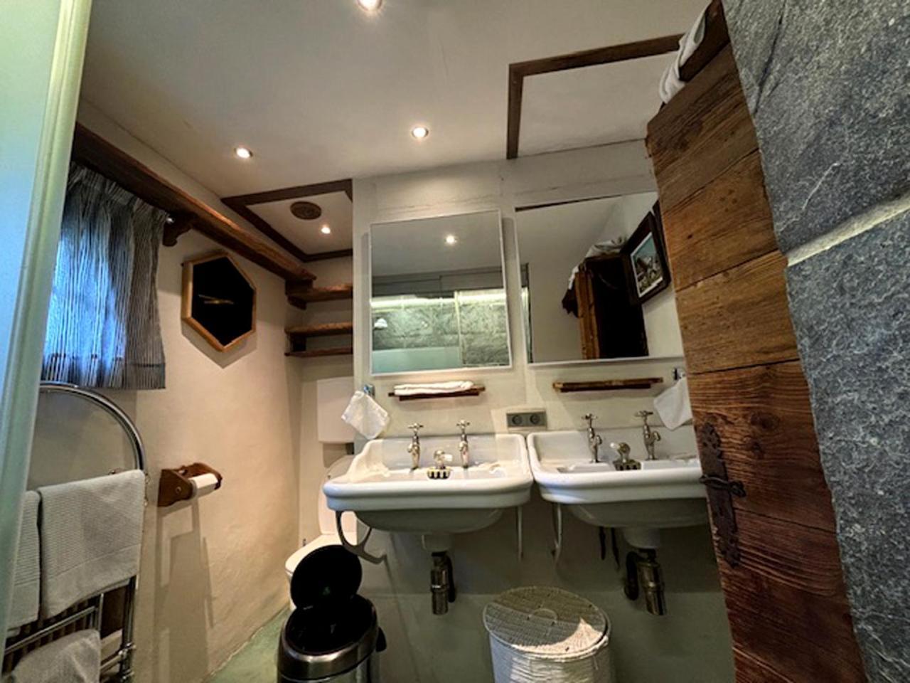 Chambre Lit King-Size avec Bain à Remous - Vue Partielle sur le Voisinage