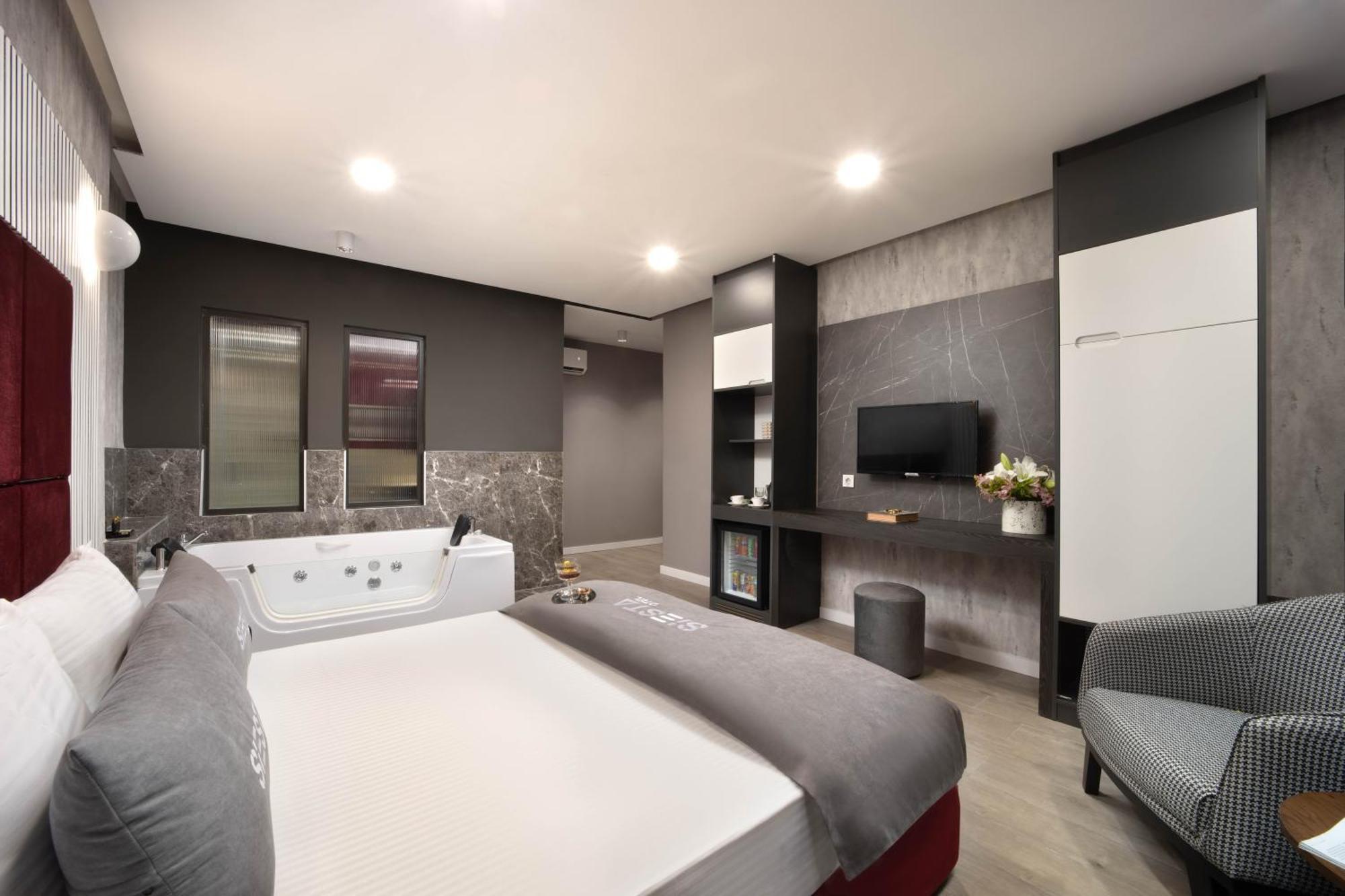 Deluxe Double Room Bath