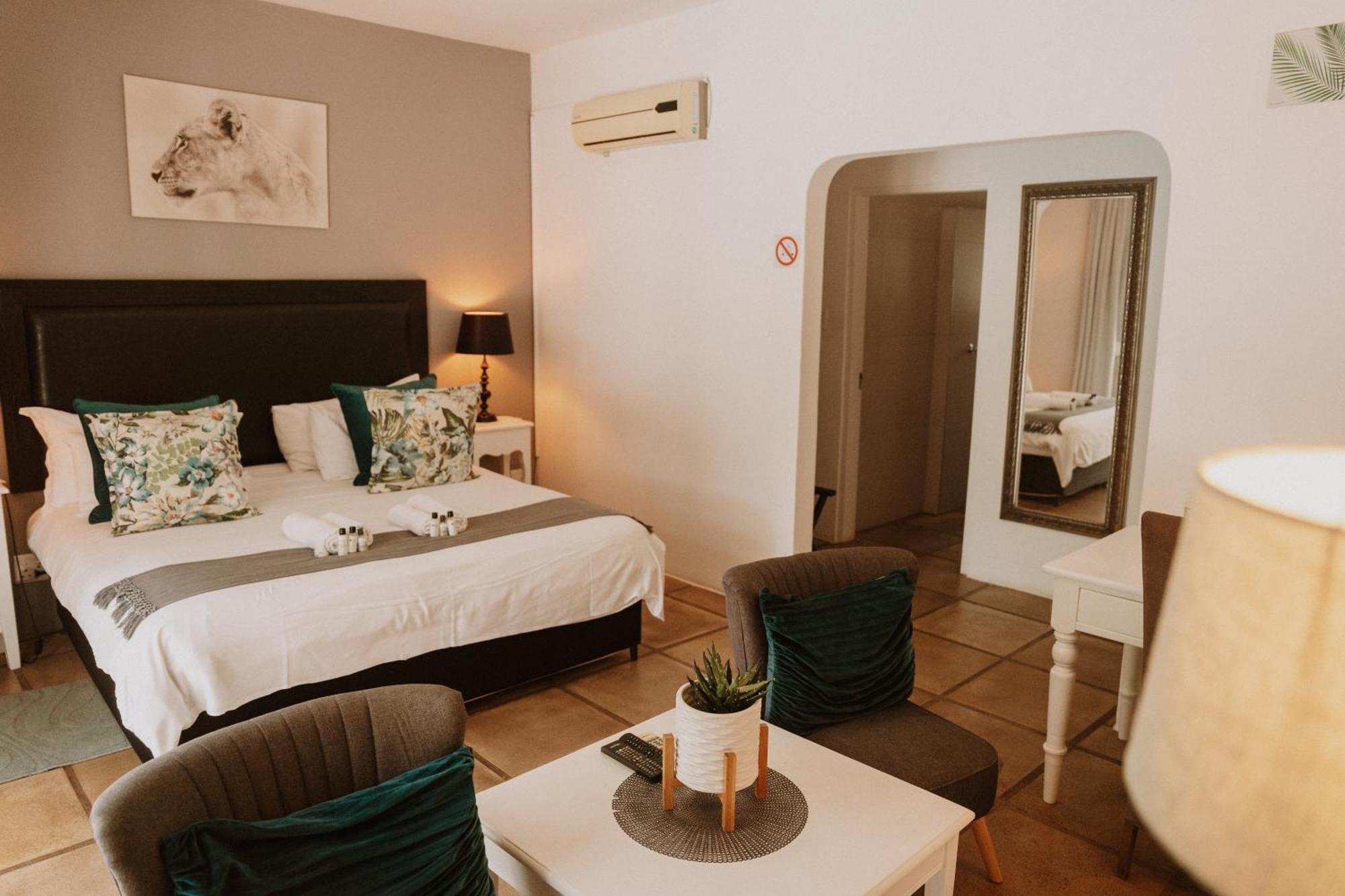 Kamer met Kingsize Bed en Uitzicht op het Zwembad