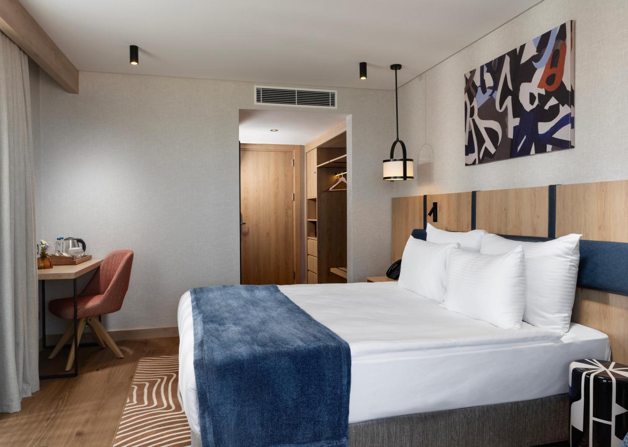 Trendy Room Queen Size Bed