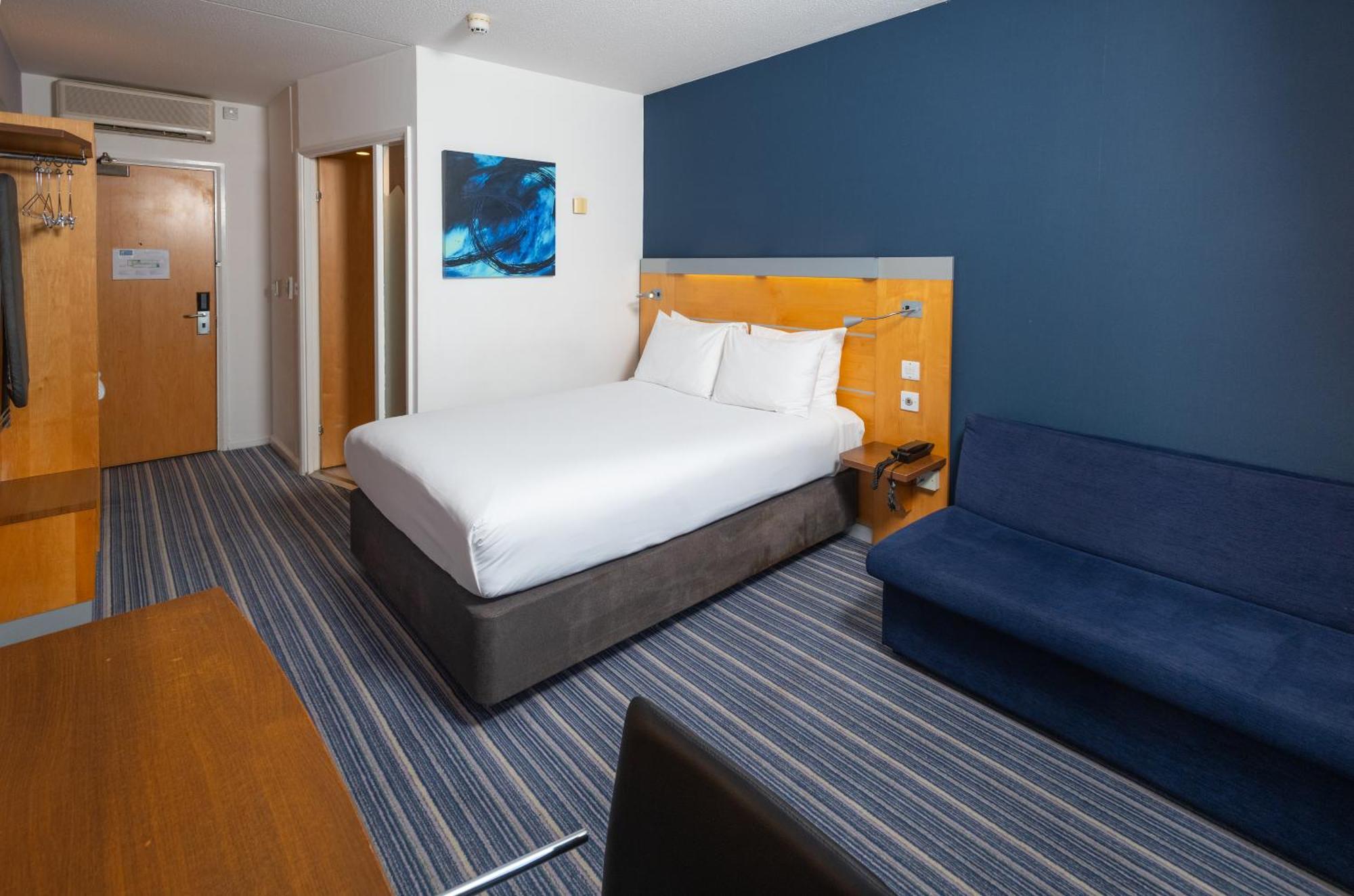 Standard Doppelzimmer mit Einzelschlafsofa und kostenlosem warmen Frühstück