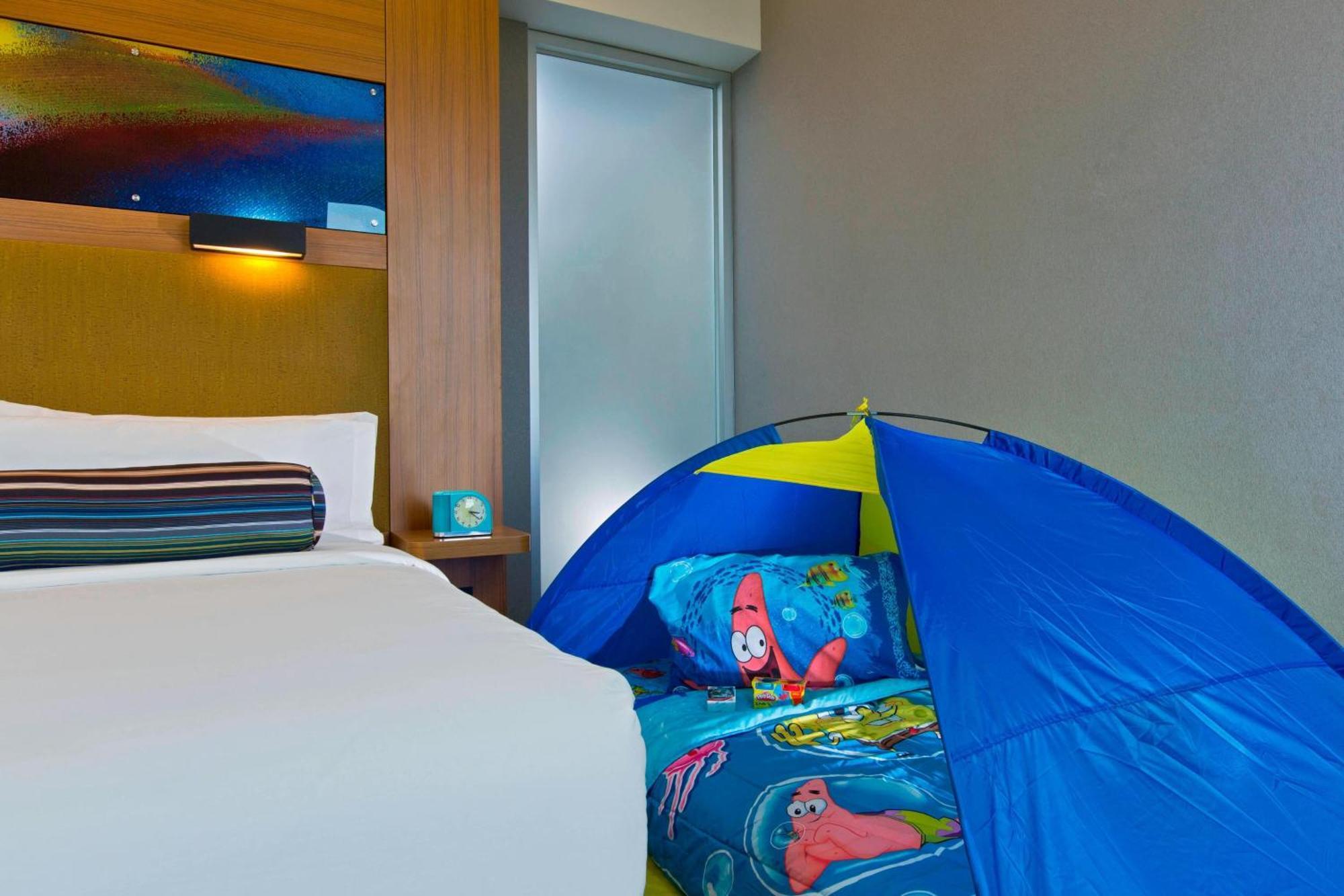 Habitación con cama extragrande.