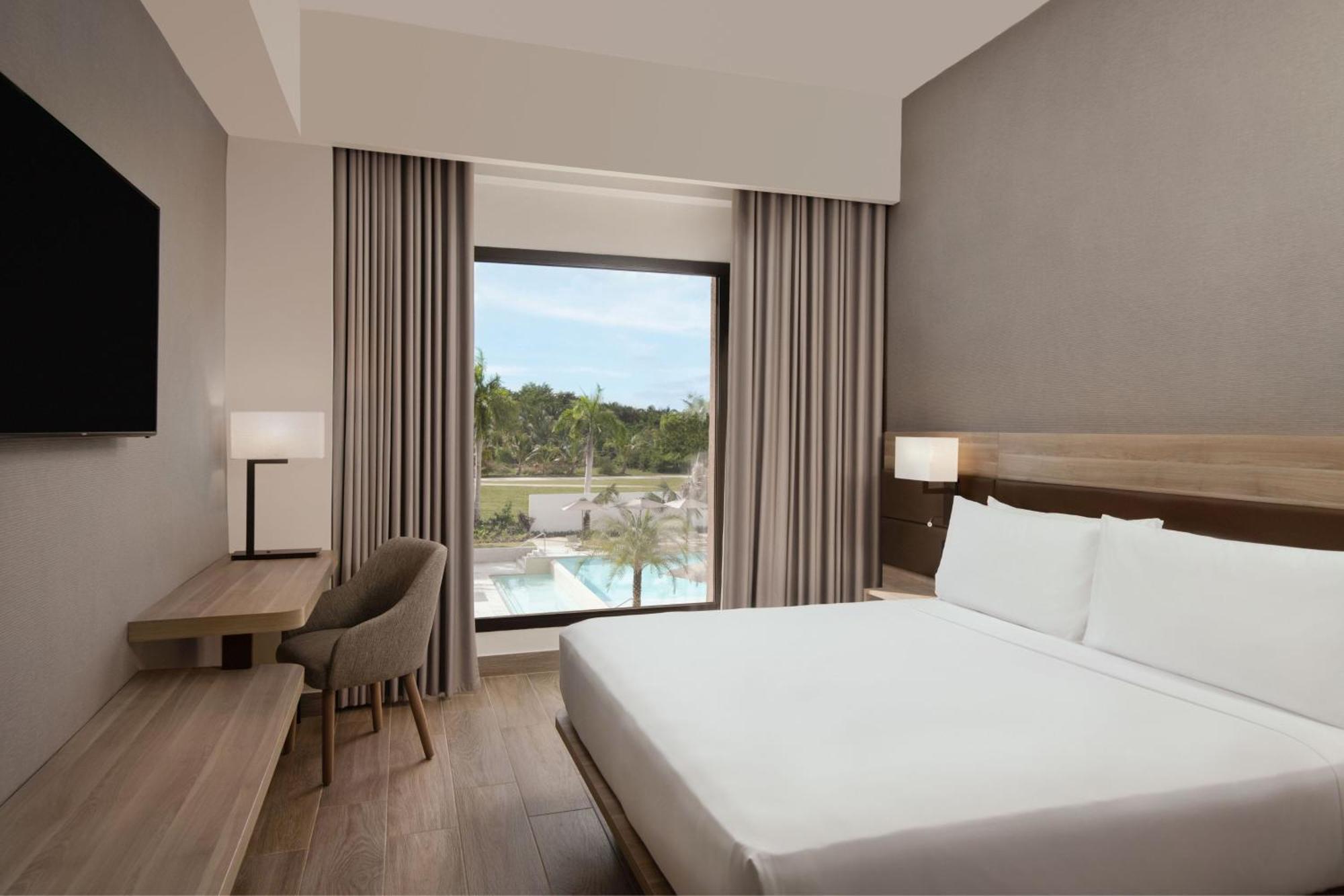 Deluxe King Room Pool View