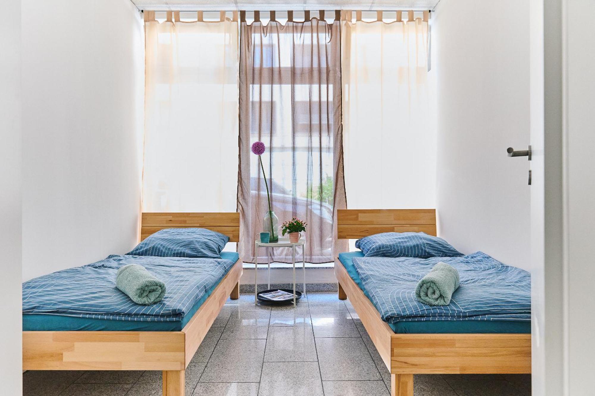 Chambre Lits Jumeaux avec Salle de Bains Commune