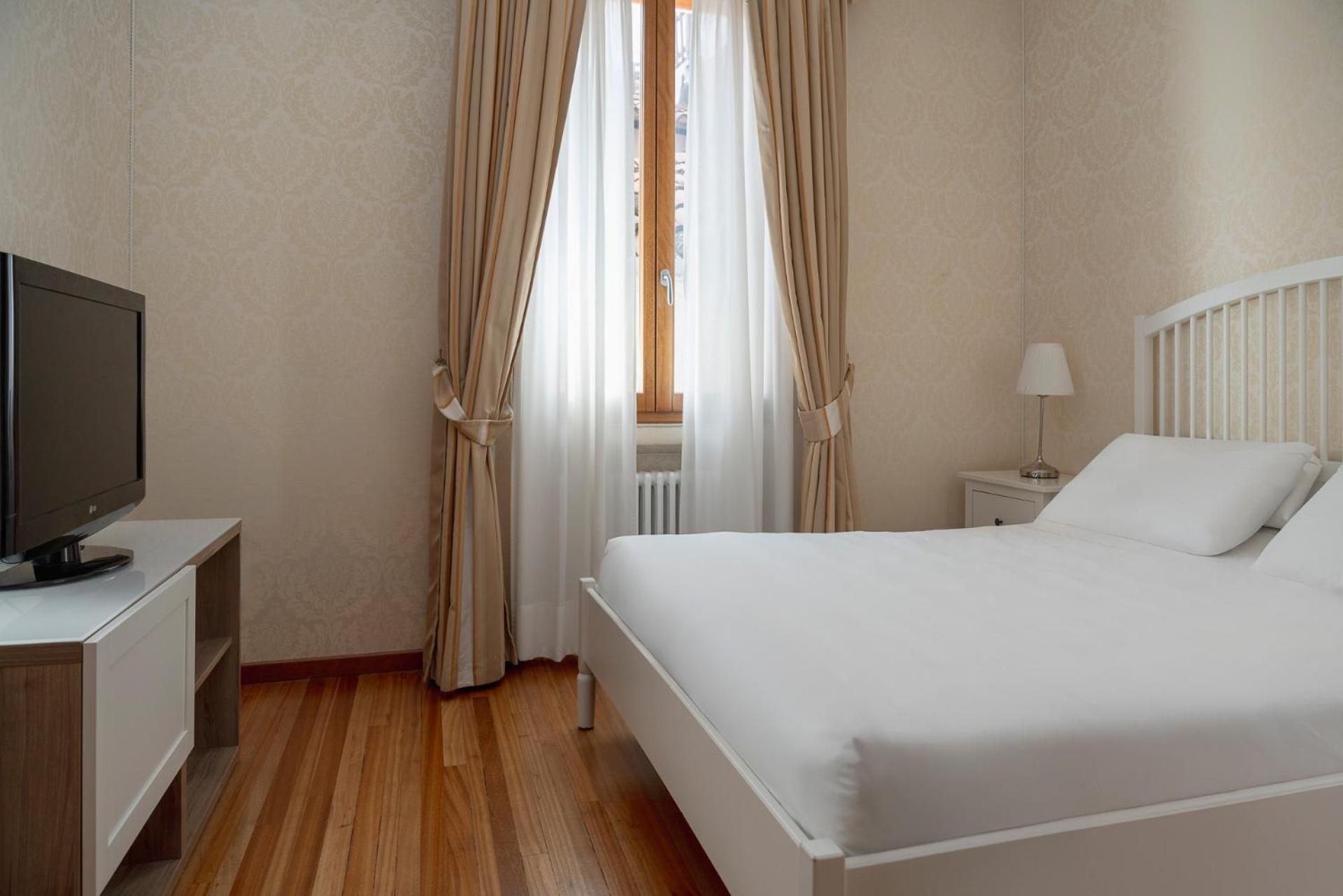 Two-Bedroom Apartment with Canal View - Annex