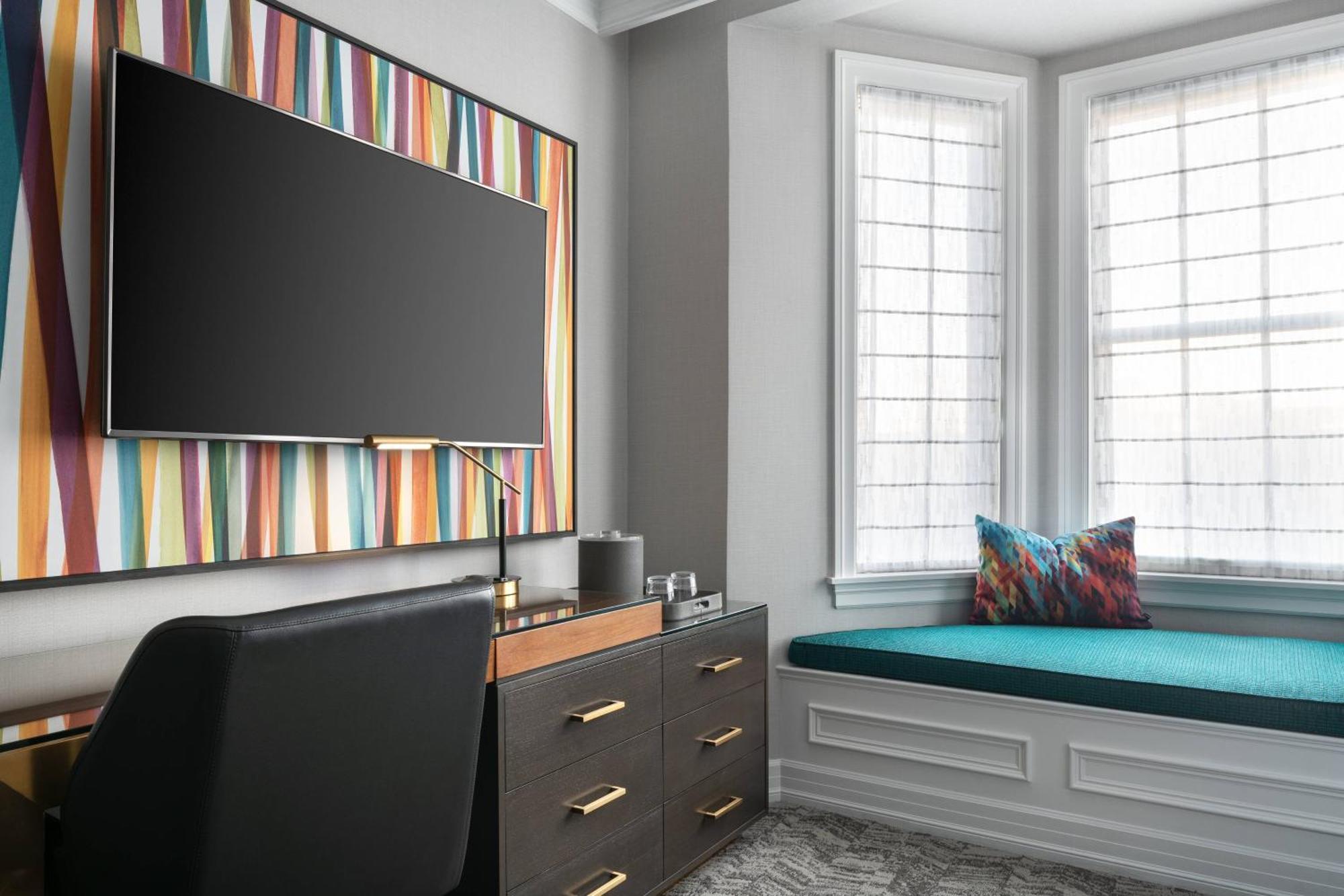 Deluxe King Room Bay Window