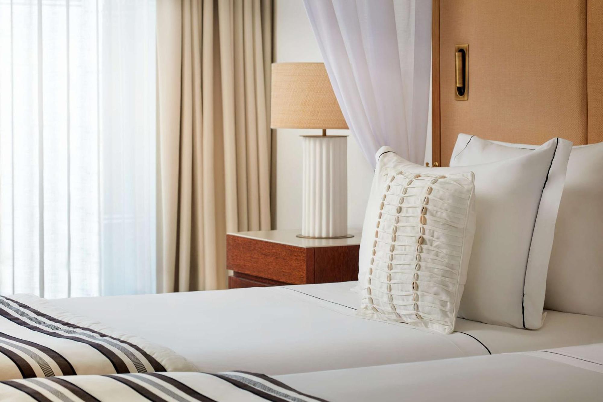 Quarto Premium Puro Beach com Cama de Casal ou 2 de Solteiro e Vista da Marina