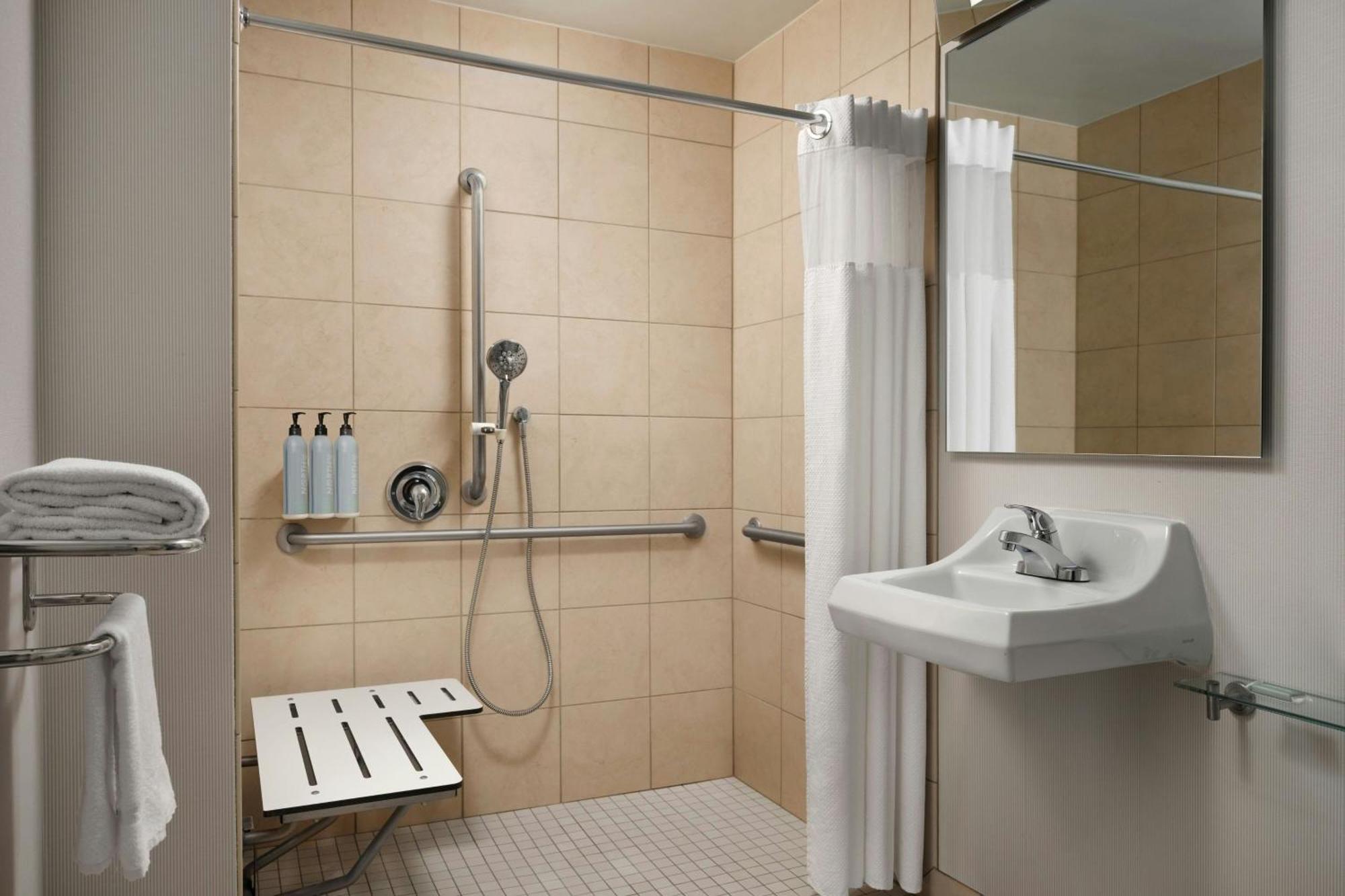 Zimmer mit Kingsize-Bett und angepasster Badewanne - barrierefrei / für Hörgeschädigte geeignet